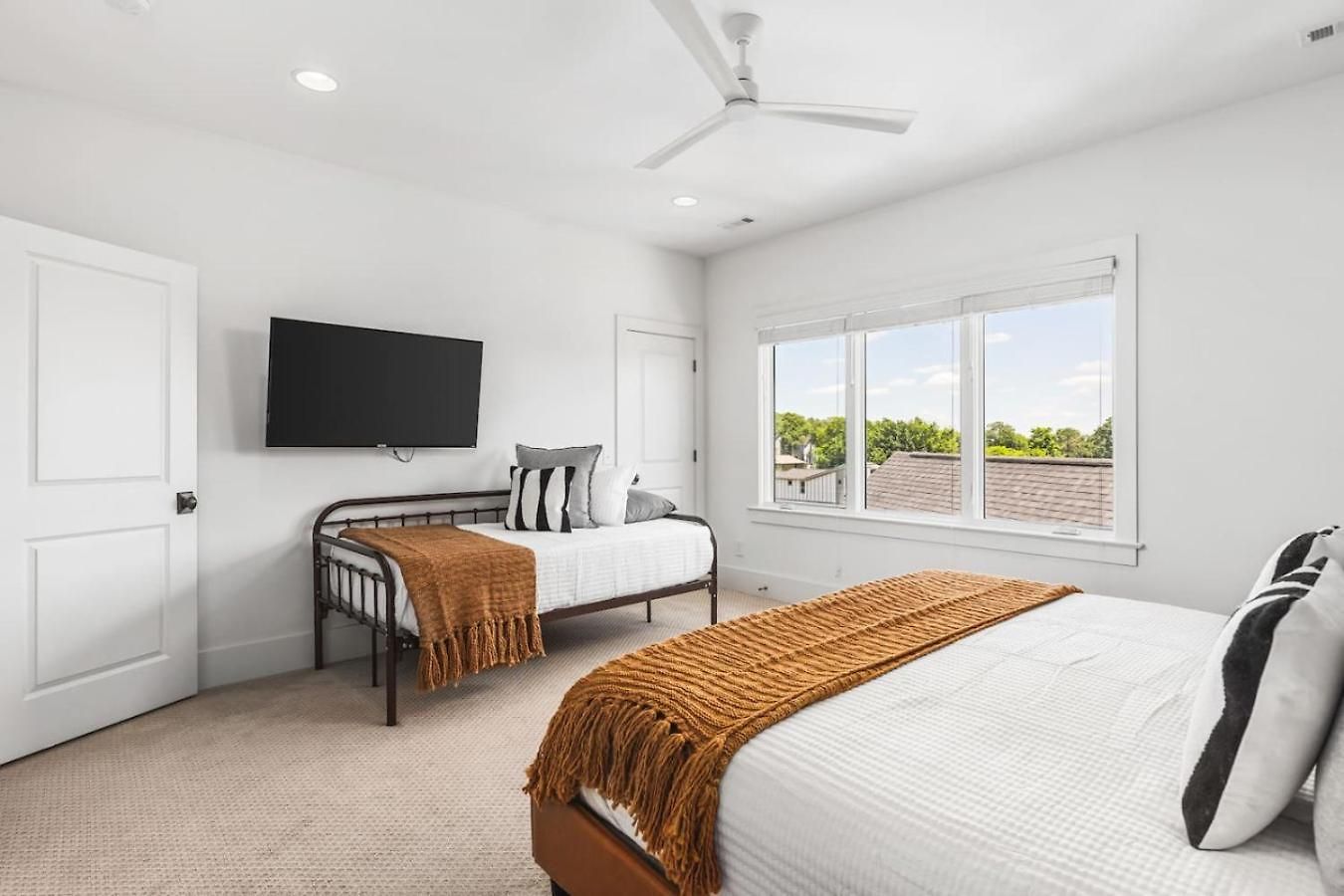 Two Neighboring Homes Sleeps 24 Walk To 12 South *