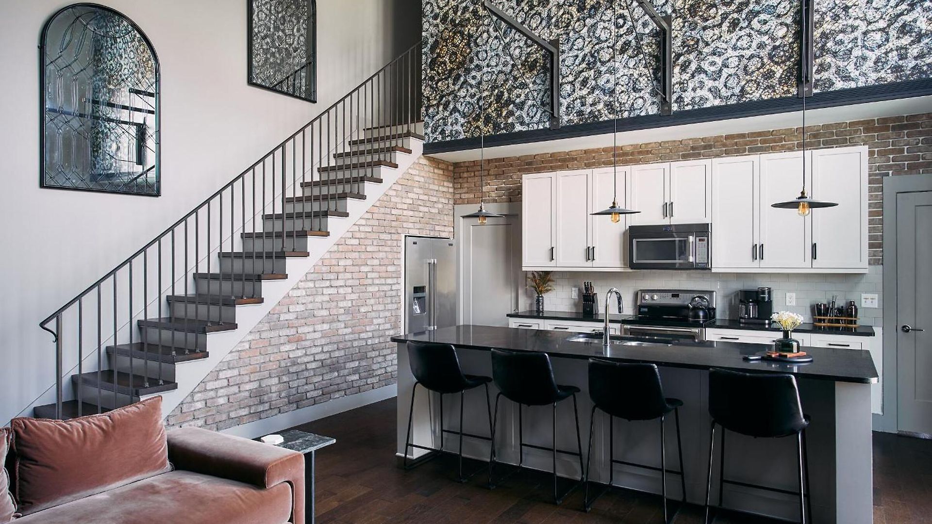 Stylish 2 Penthouse Walk To Shopping, Food, 1 Of 7 Themed Lofts At Cowrite, Find Coffee And Tacos Downstairs, Complimentary Spin Class, Walk To Shopping In 12 South, 10 Minutes To Broadway, Parking, 24 Hr Hospitality Apartment