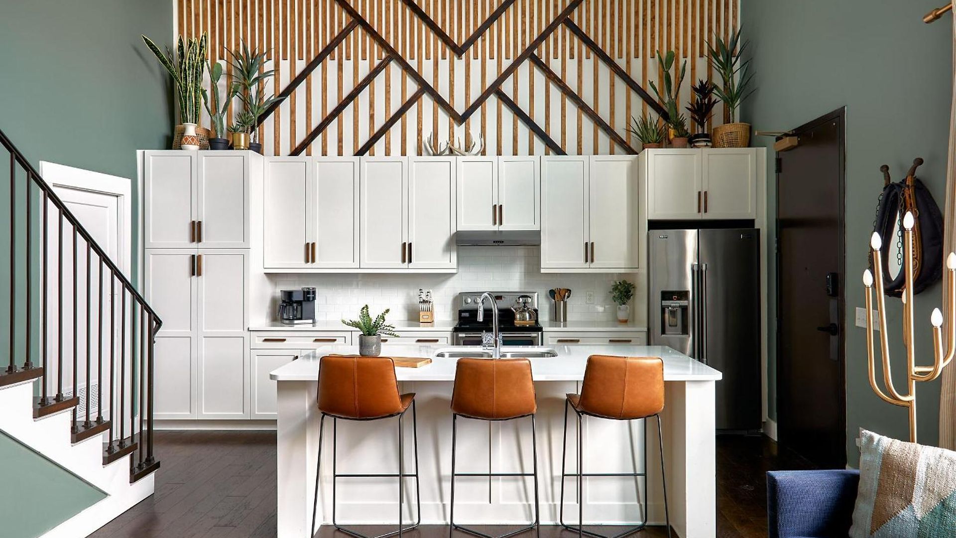 Soaring Ceilings & King Beds Overlooking Courtyard, 1 Of 7 Themed Lofts At Cowrite, Find Coffee And Tacos Downstairs, Complimentary Spin Class, Walk To Shopping In 12 South, 10 Minutes To Broadway, Parking, 24 Hr Hospitality
