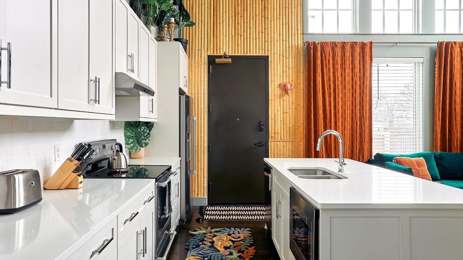 Upscale 12 South Penthouse With 2 Kings, Balcony 1 Of 7 Themed Lofts At Cowrite, Find Coffee And Tacos Downstairs, Complimentary Spin Class, Walk To Shopping In 12 South, 10 Minutes To Broadway, Parking, 24 Hr Hospitality Nashville