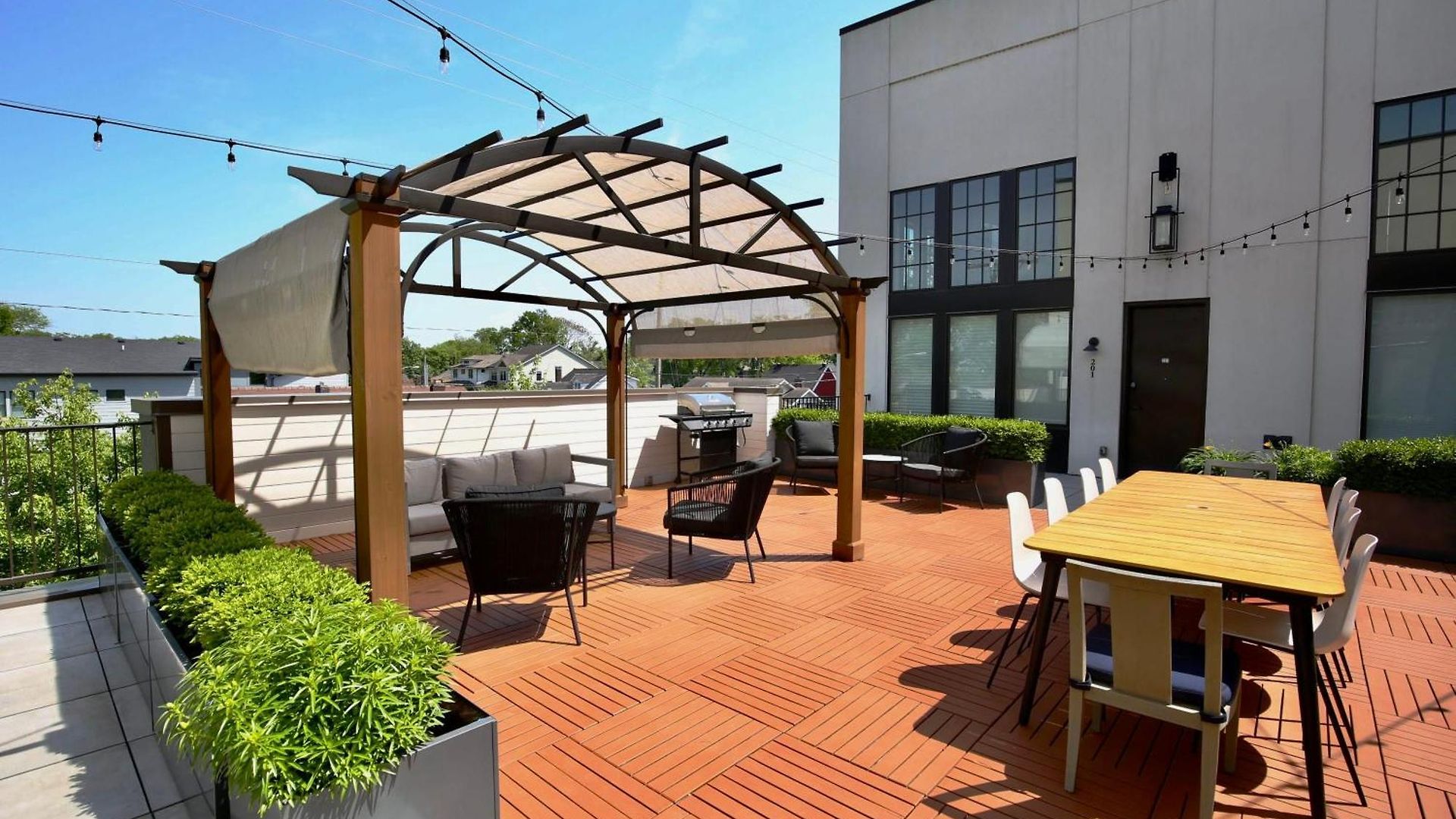 Stylish Boho Courtyard Loft With King Beds In 12s At 1 Of 7 Themed Lofts At Cowrite, Find Coffee And Tacos Downstairs, Complimentary Spin Class, Walk To Shopping In 12 South, 10 Minutes To Broadway, Parking, 24 Hr Hospitality