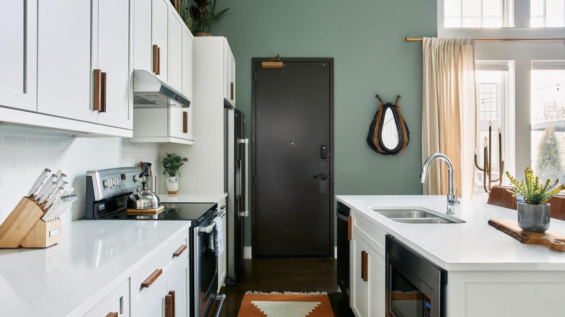 Apartment Soaring Ceilings & King Beds Overlooking Courtyard, 1 Of 7 Themed Lofts At Cowrite, Find Coffee And Tacos Downstairs, Complimentary Spin Class, Walk To Shopping In 12 South, 10 Minutes To Broadway, Parking, 24 Hr Hospitality Nashville