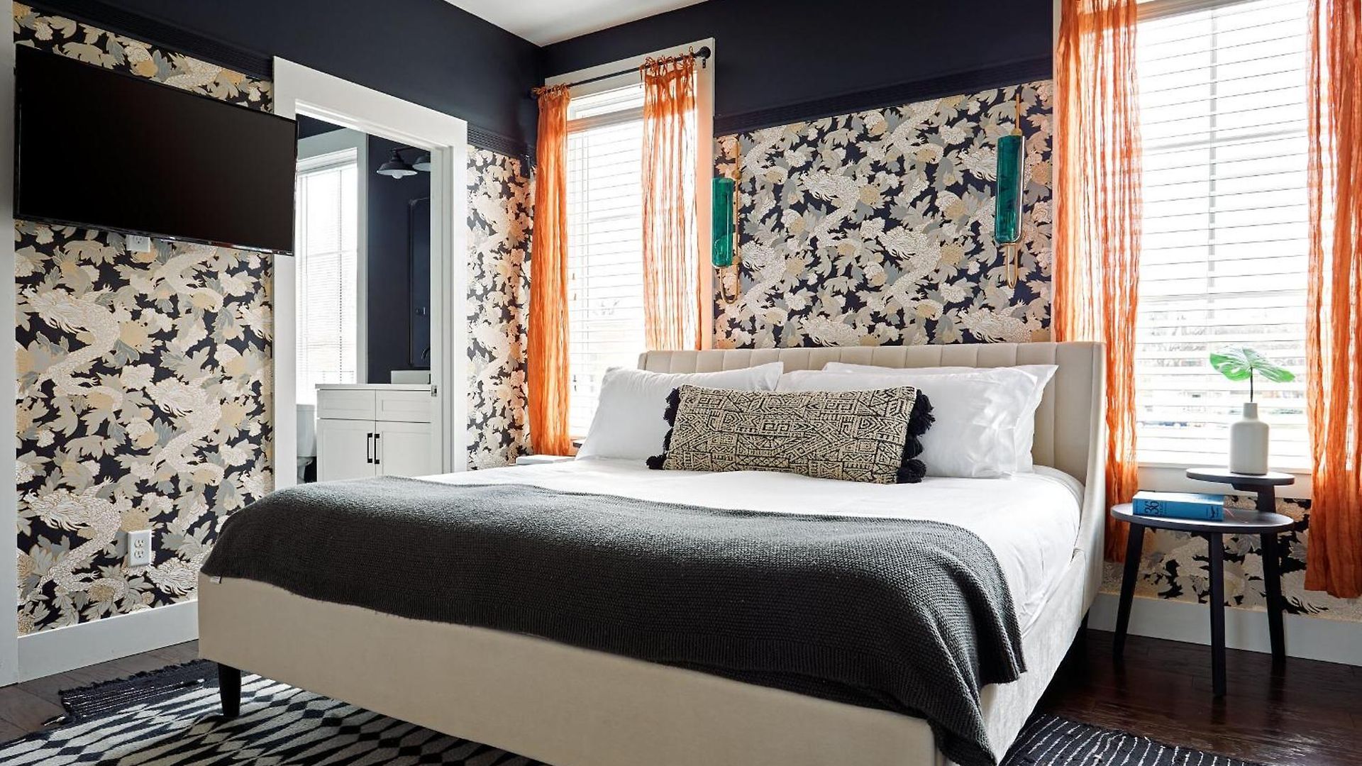 Stylish Boho Courtyard Loft With King Beds In 12s At 1 Of 7 Themed Lofts At Cowrite, Find Coffee And Tacos Downstairs, Complimentary Spin Class, Walk To Shopping In 12 South, 10 Minutes To Broadway, Parking, 24 Hr Hospitality Apartment *