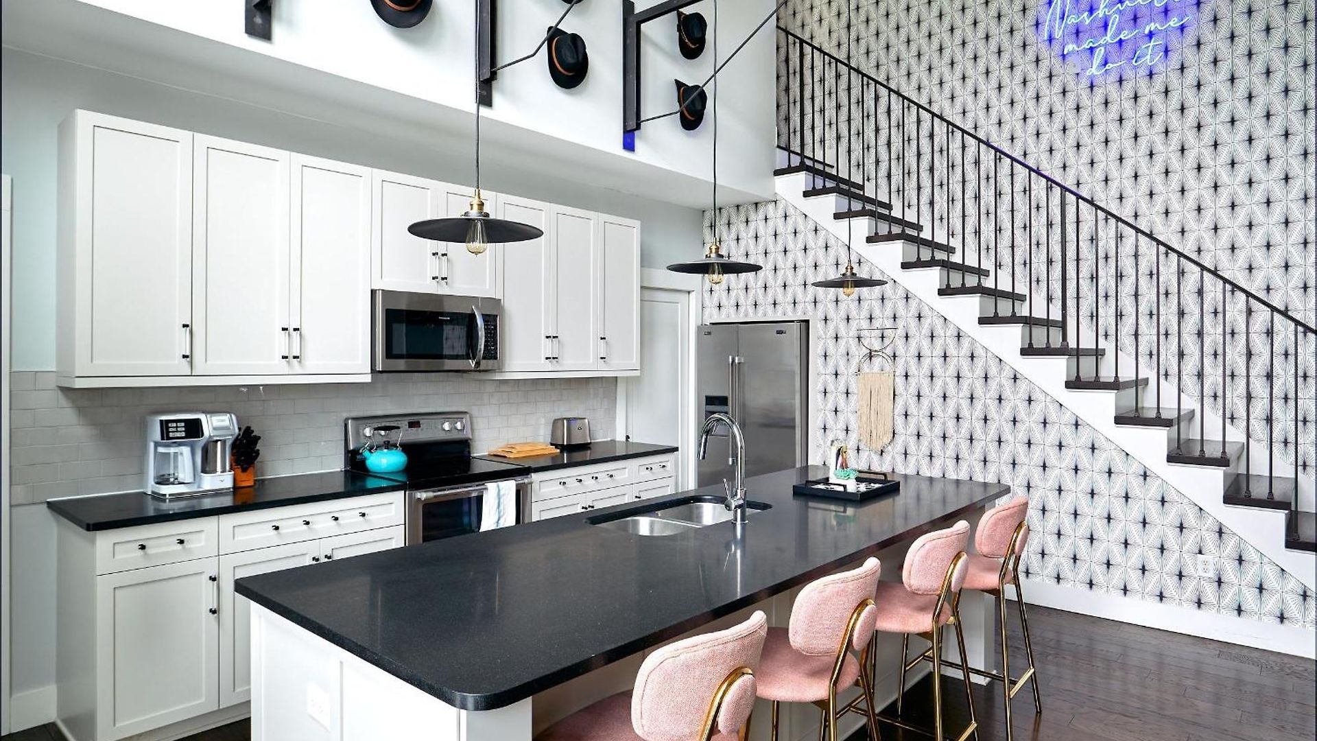 Apartment 12 South Penthouse, Coffee, Tacos & Views!