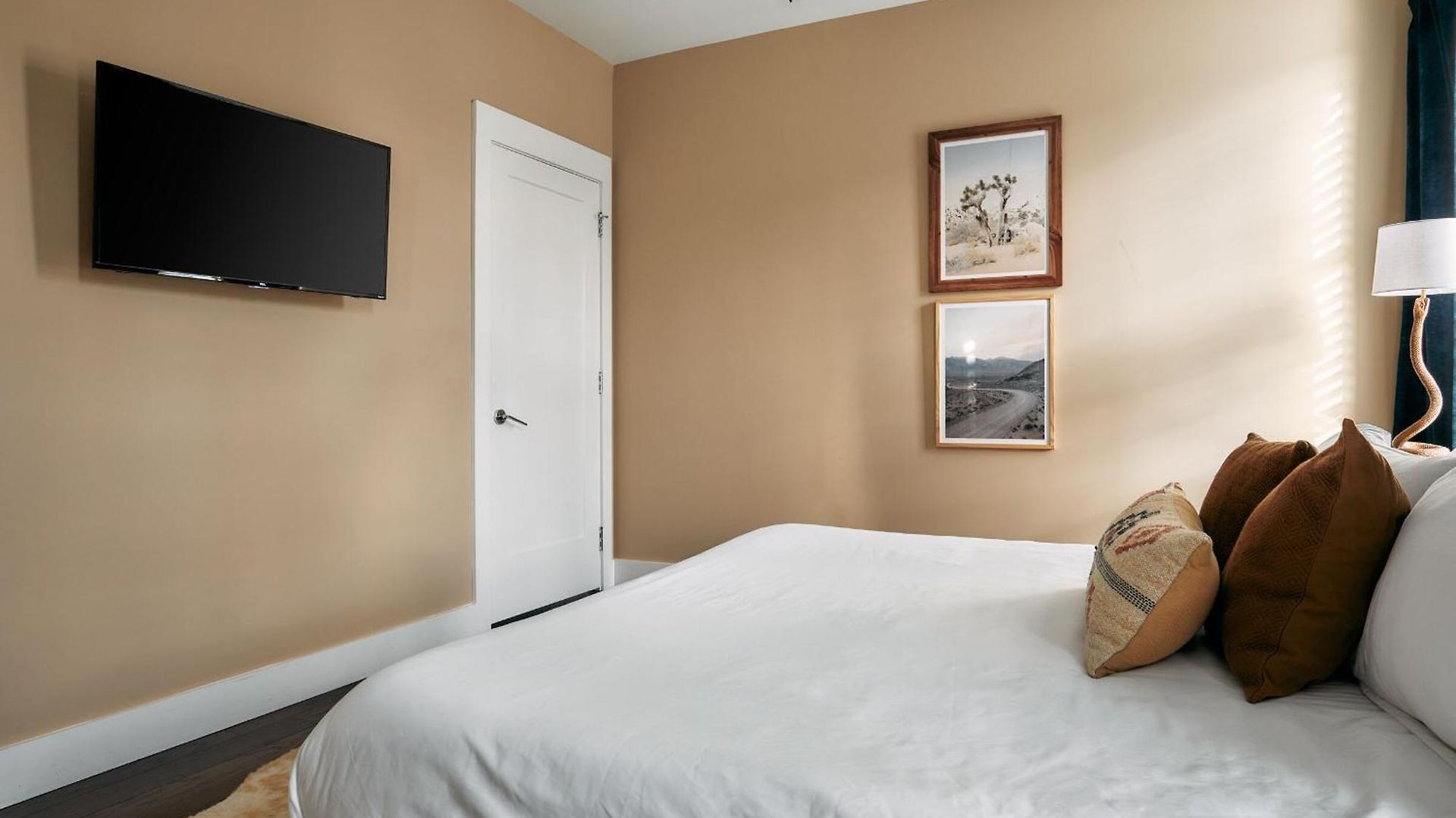 Soaring Ceilings & King Beds Overlooking Courtyard, 1 Of 7 Themed Lofts At Cowrite, Find Coffee And Tacos Downstairs, Complimentary Spin Class, Walk To Shopping In 12 South, 10 Minutes To Broadway, Parking, 24 Hr Hospitality *