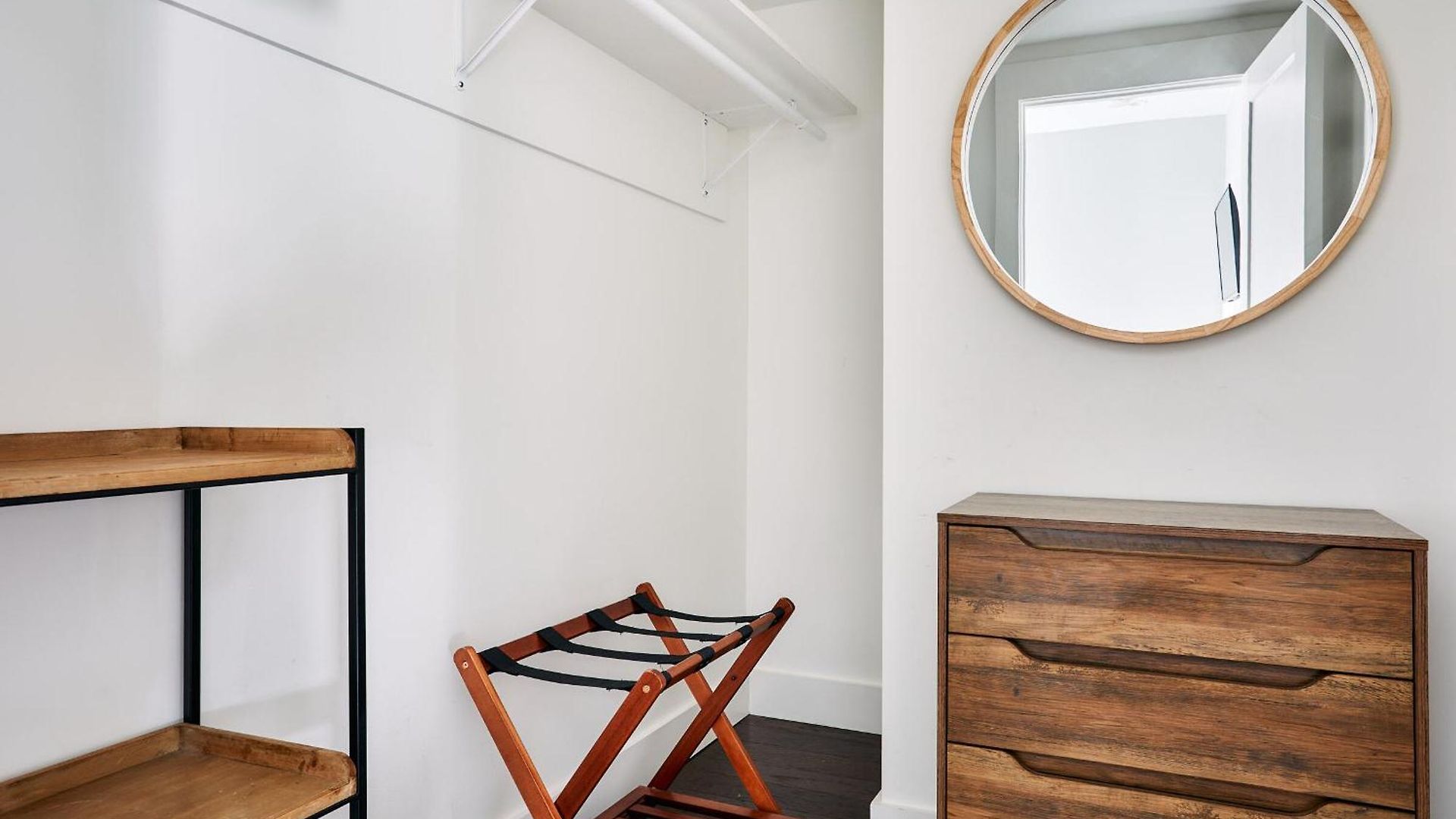 Soaring Ceilings & King Beds Overlooking Courtyard, 1 Of 7 Themed Lofts At Cowrite, Find Coffee And Tacos Downstairs, Complimentary Spin Class, Walk To Shopping In 12 South, 10 Minutes To Broadway, Parking, 24 Hr Hospitality Nashville