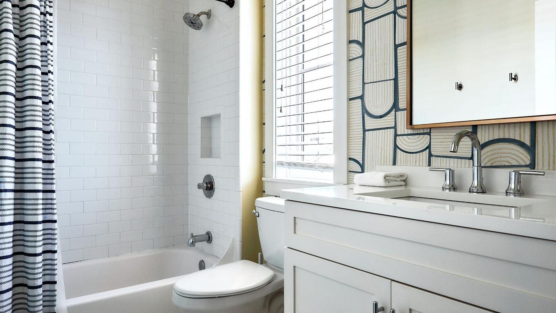 Courtyard Penthouse, Kings Beds & Soaring Ceilings, 1 Of 7 Themed Lofts At Cowrite, Find Coffee And Tacos Downstairs, Complimentary Spin Class, Walk To Shopping In 12 South, 10 Minutes To Broadway, Parking, 24 Hr Hospitality Apartment Nashville