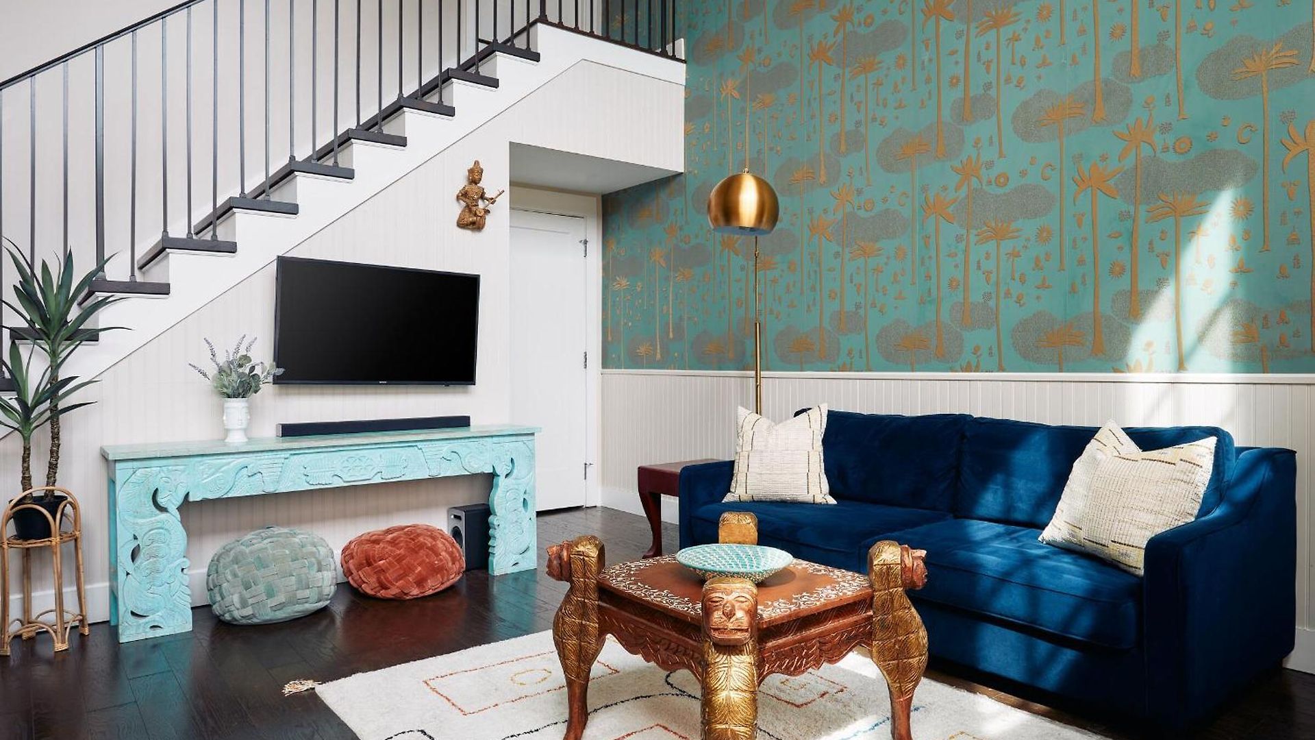 Stylish Boho Courtyard Loft With King Beds In 12s At 1 Of 7 Themed Lofts At Cowrite, Find Coffee And Tacos Downstairs, Complimentary Spin Class, Walk To Shopping In 12 South, 10 Minutes To Broadway, Parking, 24 Hr Hospitality *