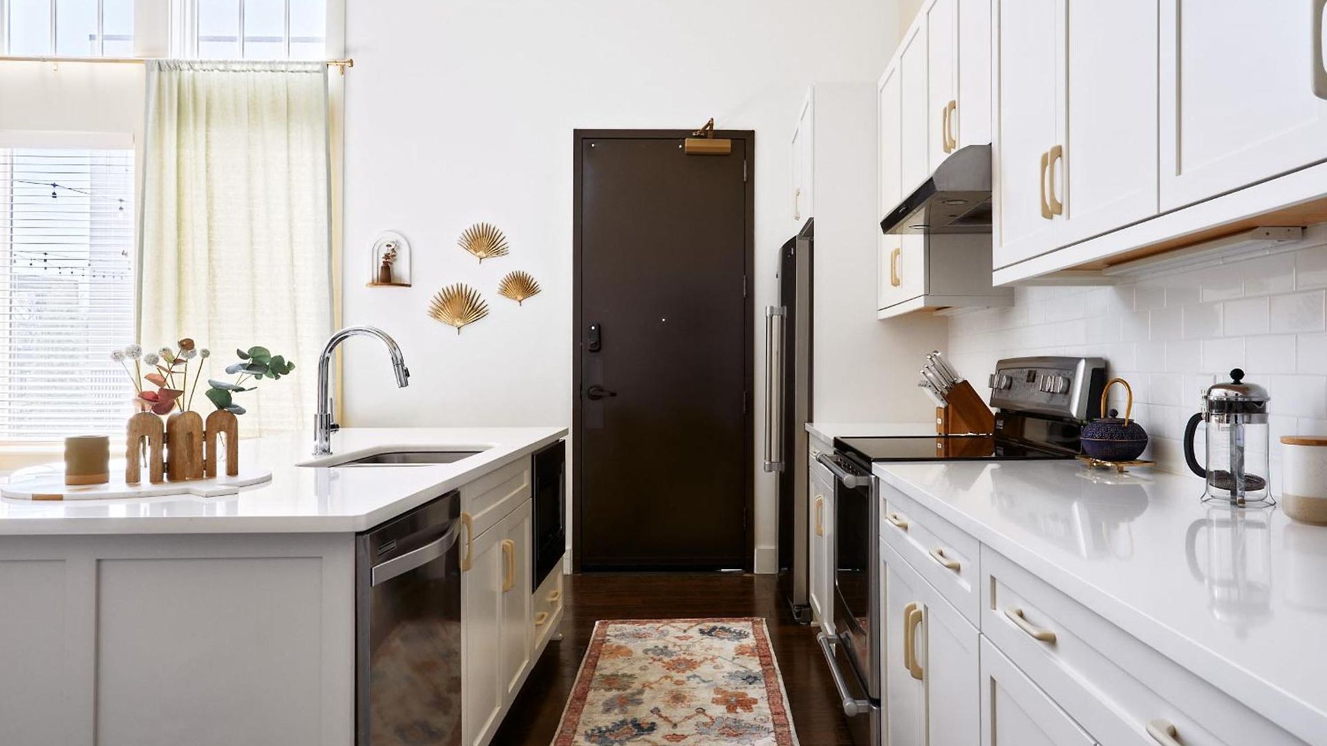 Courtyard Penthouse, Kings Beds & Soaring Ceilings, 1 Of 7 Themed Lofts At Cowrite, Find Coffee And Tacos Downstairs, Complimentary Spin Class, Walk To Shopping In 12 South, 10 Minutes To Broadway, Parking, 24 Hr Hospitality *