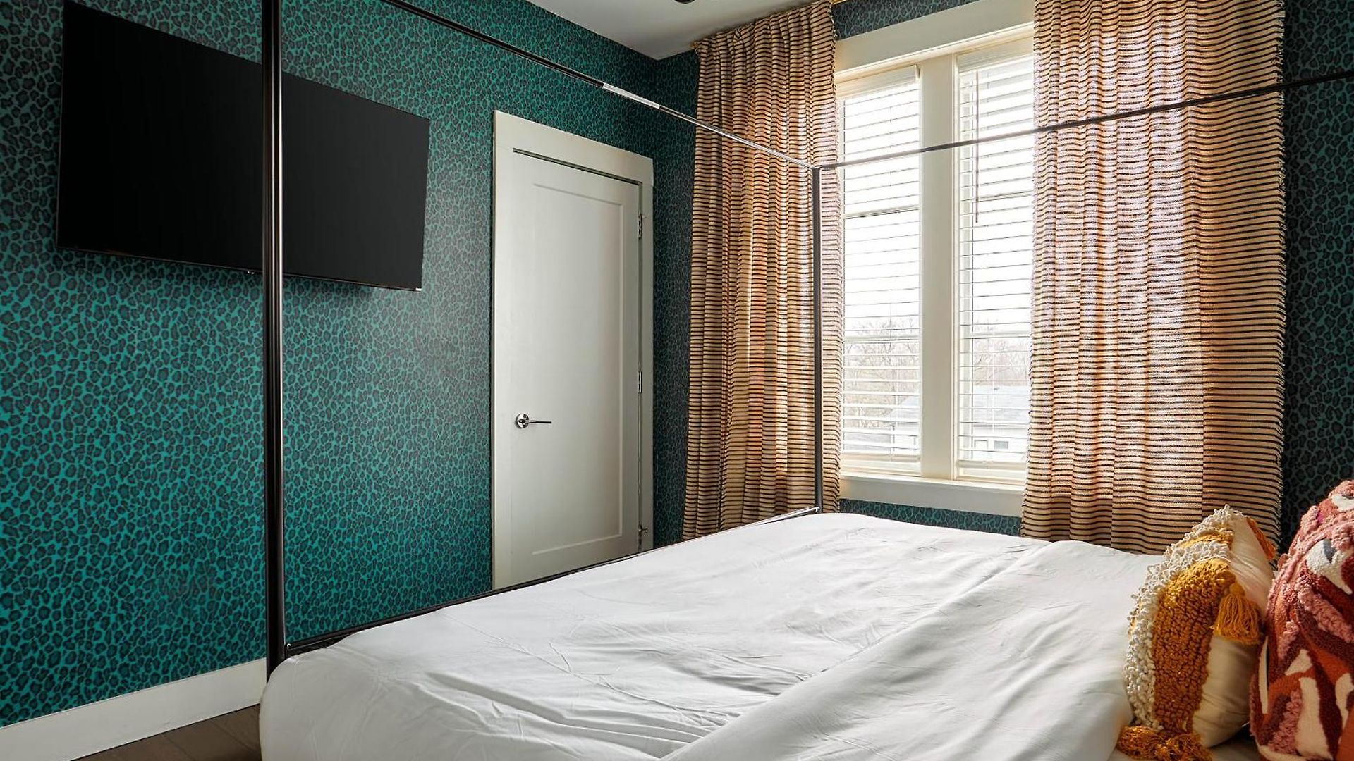 Upscale 12 South Penthouse With 2 Kings, Balcony 1 Of 7 Themed Lofts At Cowrite, Find Coffee And Tacos Downstairs, Complimentary Spin Class, Walk To Shopping In 12 South, 10 Minutes To Broadway, Parking, 24 Hr Hospitality
