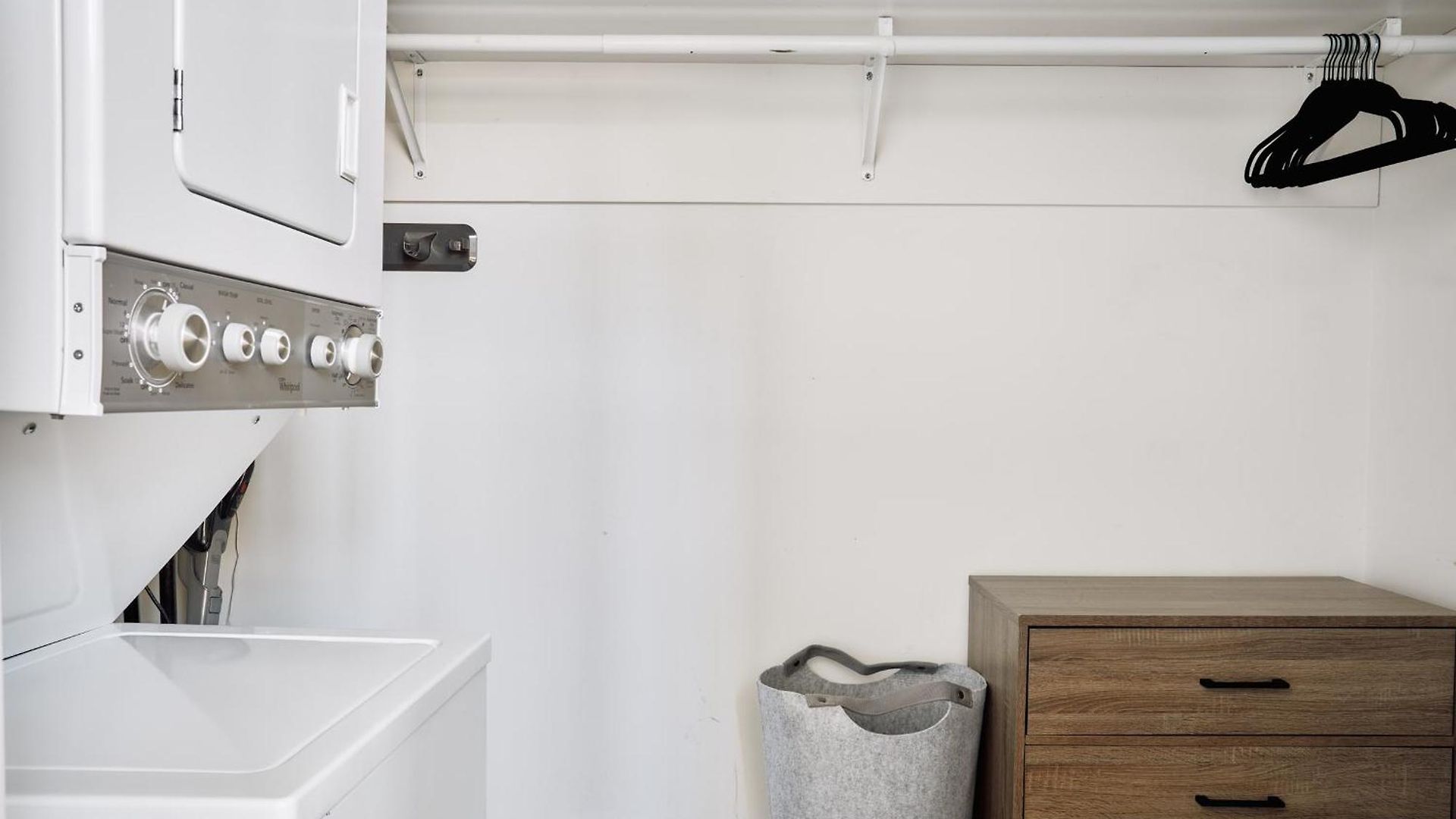 Apartment Penthouse In 12 South With Balcony, Near Broadway!