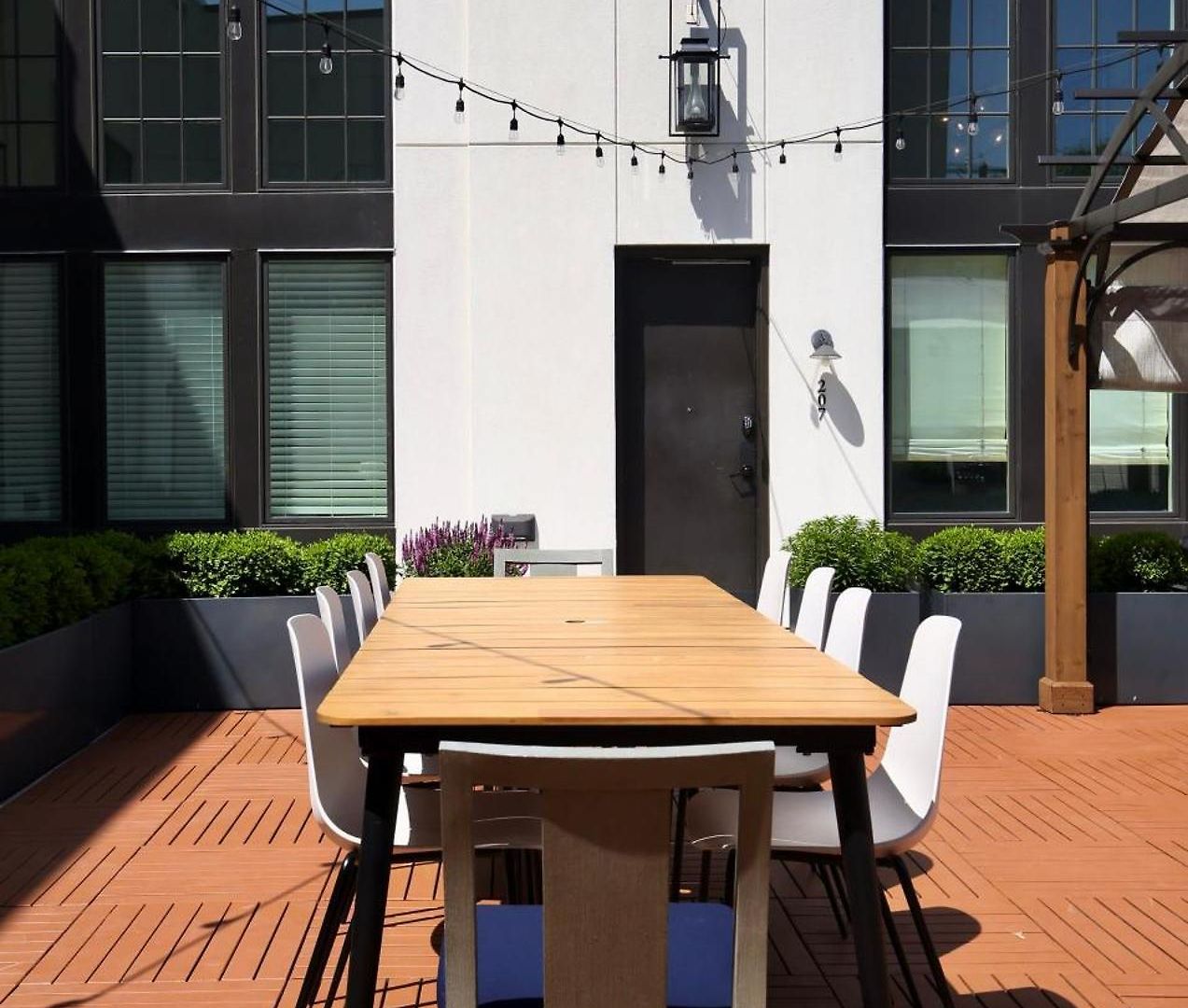 Soaring Ceilings & King Beds Overlooking Courtyard, 1 Of 7 Themed Lofts At Cowrite, Find Coffee And Tacos Downstairs, Complimentary Spin Class, Walk To Shopping In 12 South, 10 Minutes To Broadway, Parking, 24 Hr Hospitality Apartment