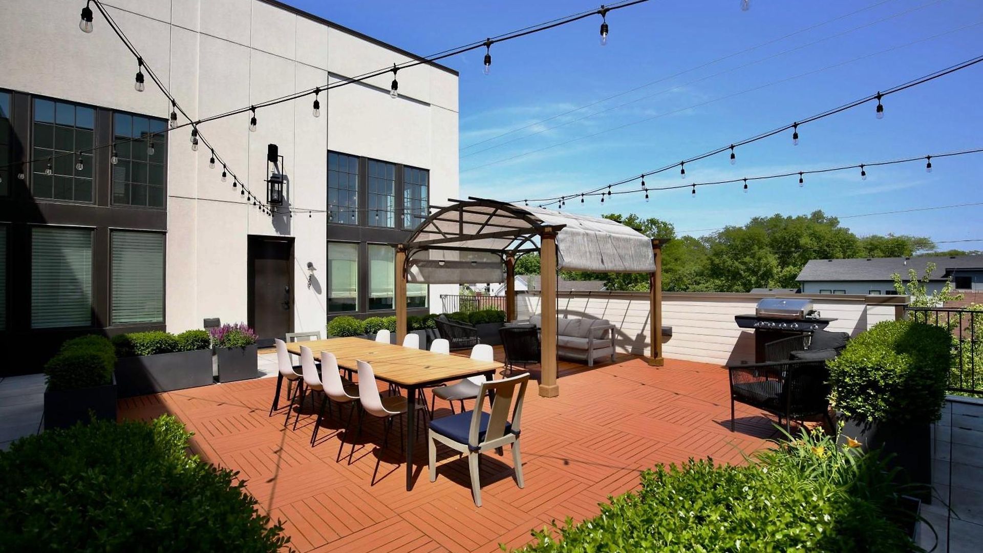 Apartment Soaring Ceilings & King Beds Overlooking Courtyard, 1 Of 7 Themed Lofts At Cowrite, Find Coffee And Tacos Downstairs, Complimentary Spin Class, Walk To Shopping In 12 South, 10 Minutes To Broadway, Parking, 24 Hr Hospitality Nashville