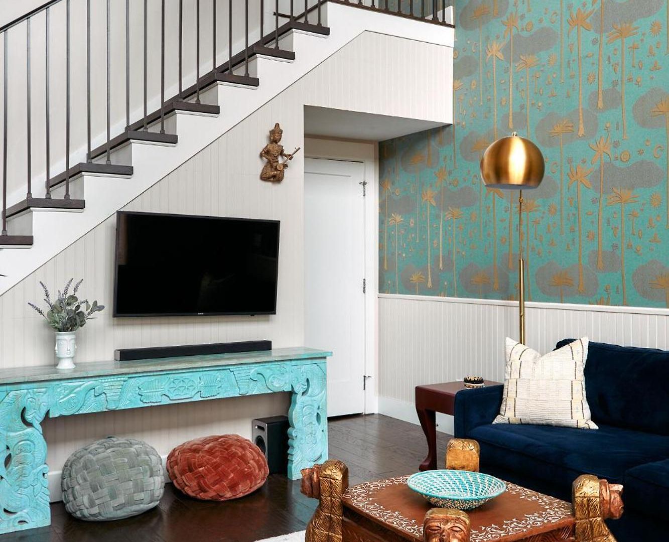 Stylish Boho Courtyard Loft With King Beds In 12s At 1 Of 7 Themed Lofts At Cowrite, Find Coffee And Tacos Downstairs, Complimentary Spin Class, Walk To Shopping In 12 South, 10 Minutes To Broadway, Parking, 24 Hr Hospitality Apartment