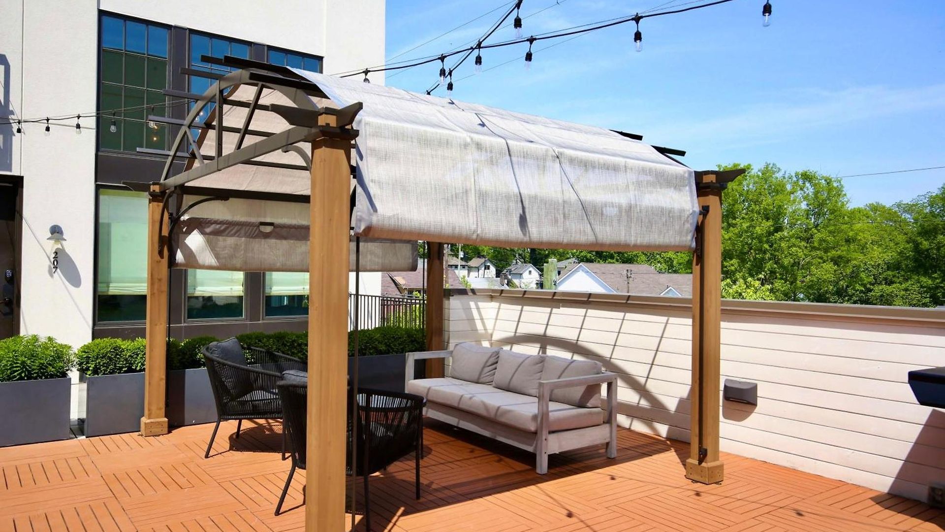 Apartment Upscale 12 South Penthouse With 2 Kings, Balcony 1 Of 7 Themed Lofts At Cowrite, Find Coffee And Tacos Downstairs, Complimentary Spin Class, Walk To Shopping In 12 South, 10 Minutes To Broadway, Parking, 24 Hr Hospitality *