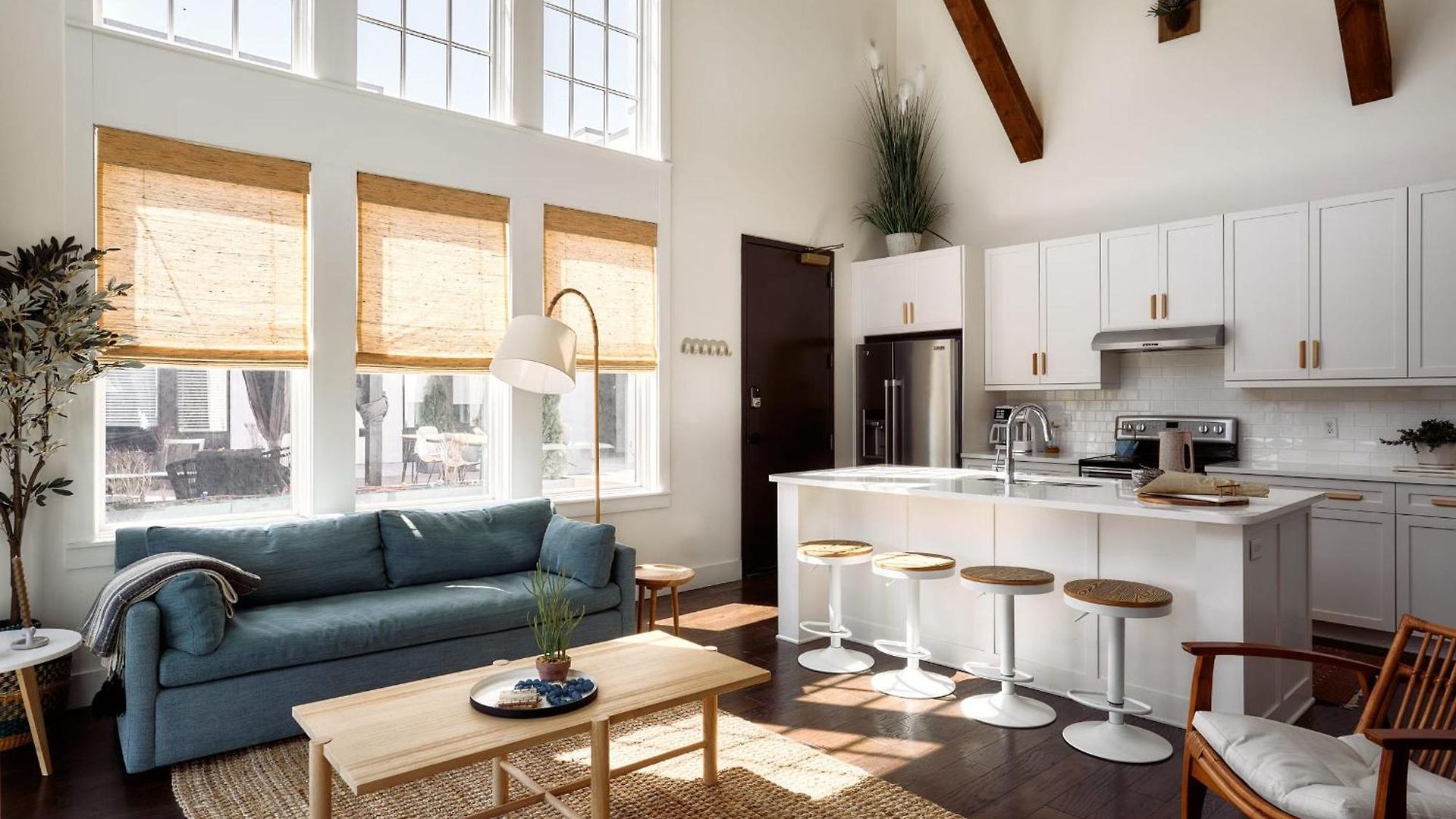 Penthouse In 12 South With Balcony, Near Broadway! *