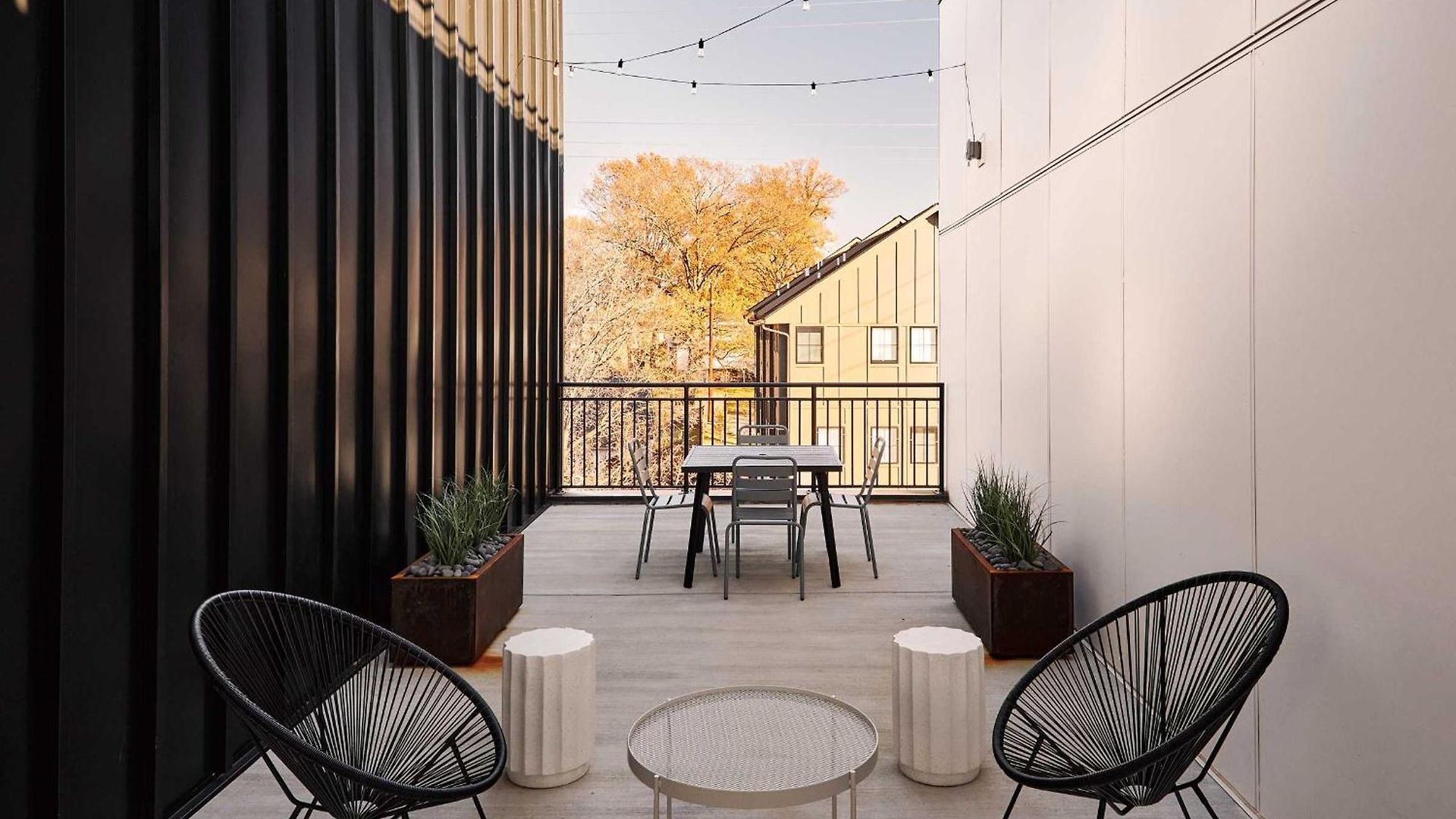 Holiday home Dreamy With Fireplace, Rooftop, Gym, Parking, Sleeps 5 With King Bed, Sleeper Sofa, Hidden Bunk, Shared Rooftop And Gym, Free Dedicated Parking, Minutes To Broadway, Five Points & Grand Ole Opry, 24 Hr Hospitality *
