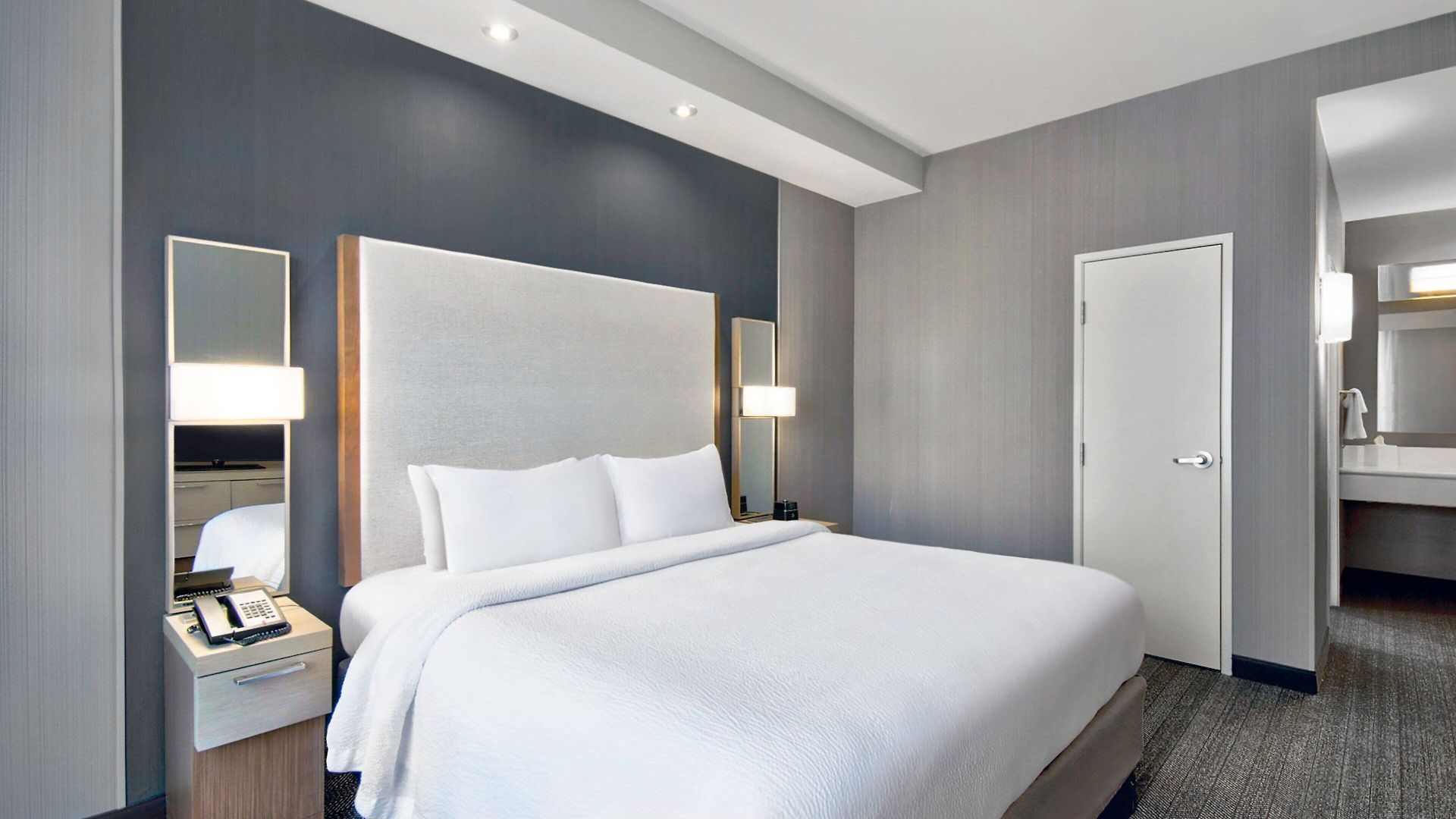 Courtyard By Marriott Hills