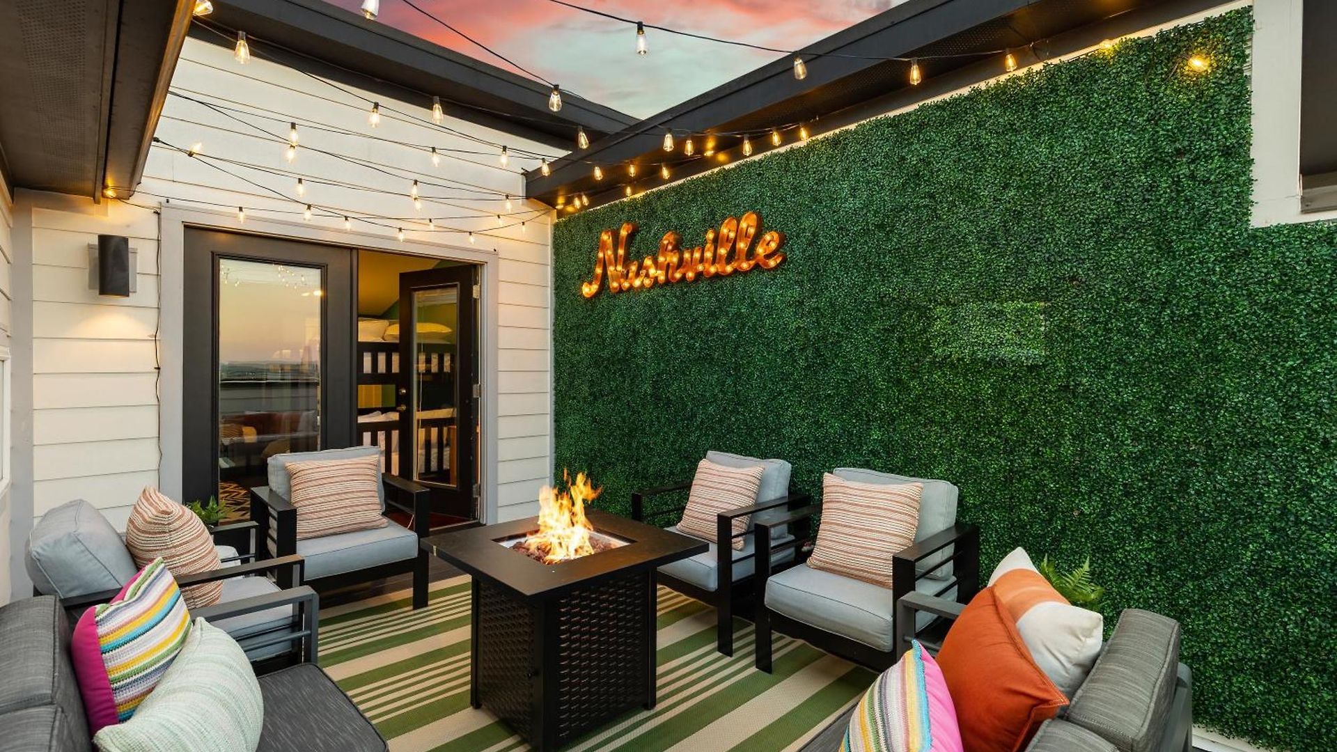 Private Rooftop Near Vanderbilt Only 2 Miles From Downtown Holiday home *