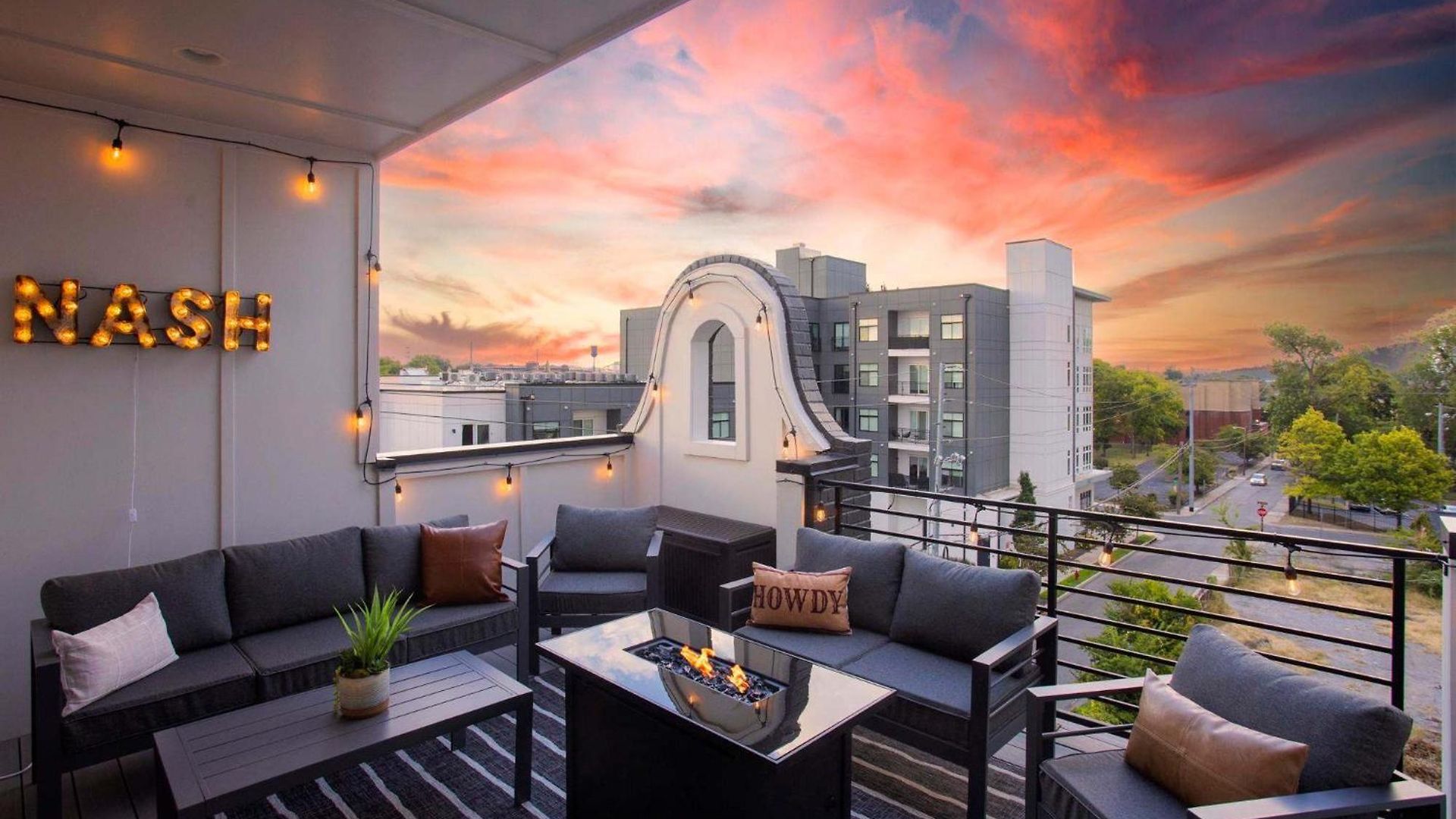 2 Adjacent Luxury Homes Rooftop Decks & Game Holiday home Nashville