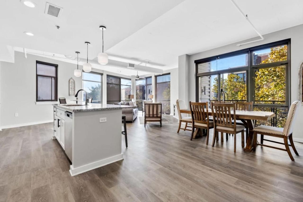 Luxurious Downtown-2 Bed 2 Bath Corner 2m Holiday home Nashville