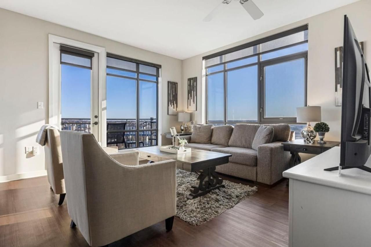 Luxurious Downtown Corner Views 2 Bed 2bath 61 Holiday home