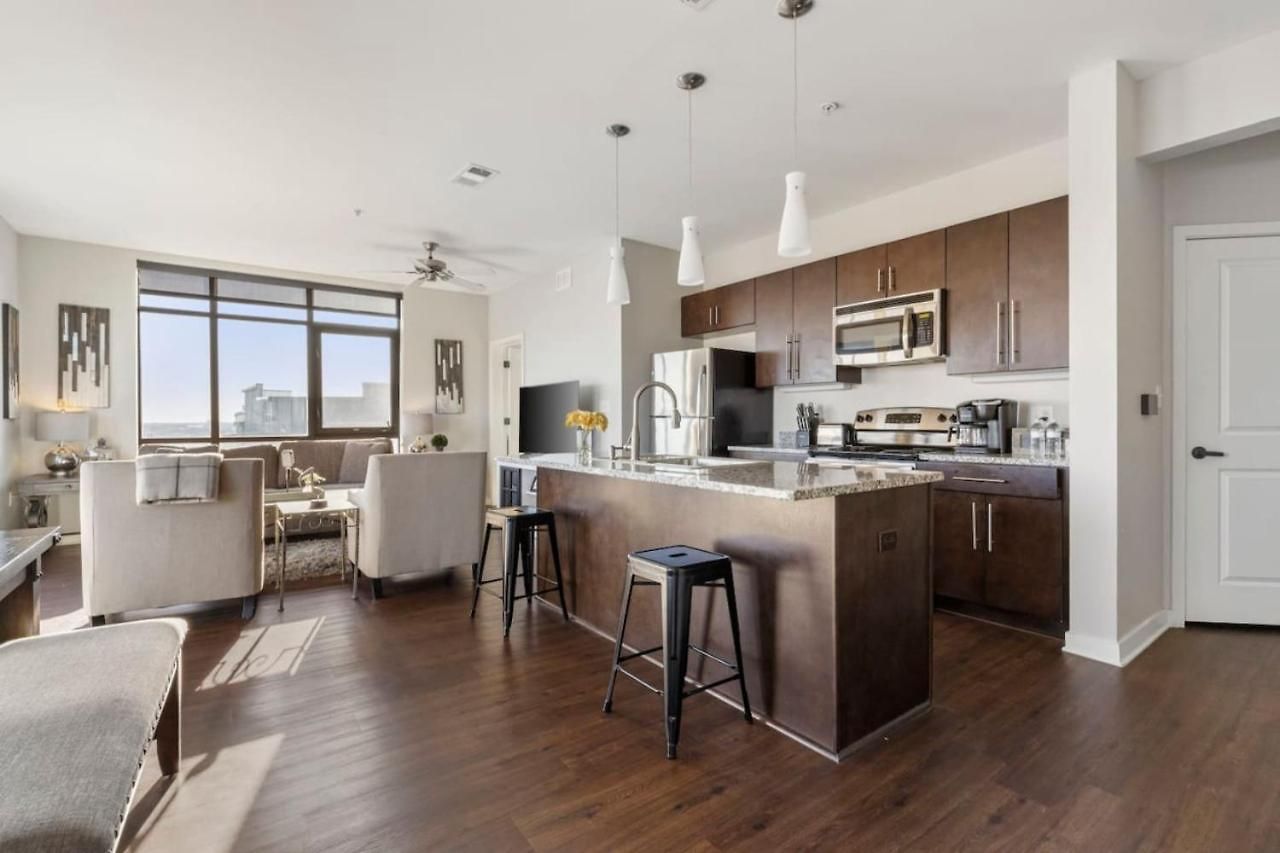 Luxurious Downtown Corner Views 2 Bed 2bath 61 Holiday home Nashville