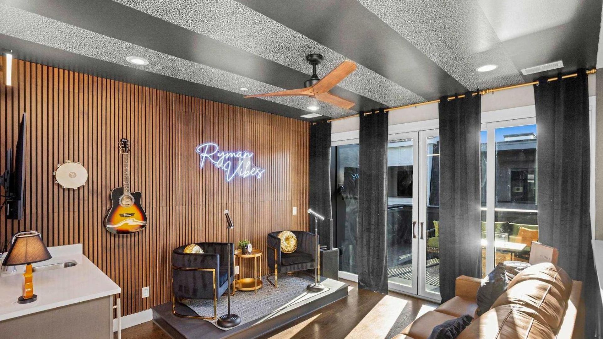 Holiday home Iconic Ryman Revival - Pews Murals & Karaoke *