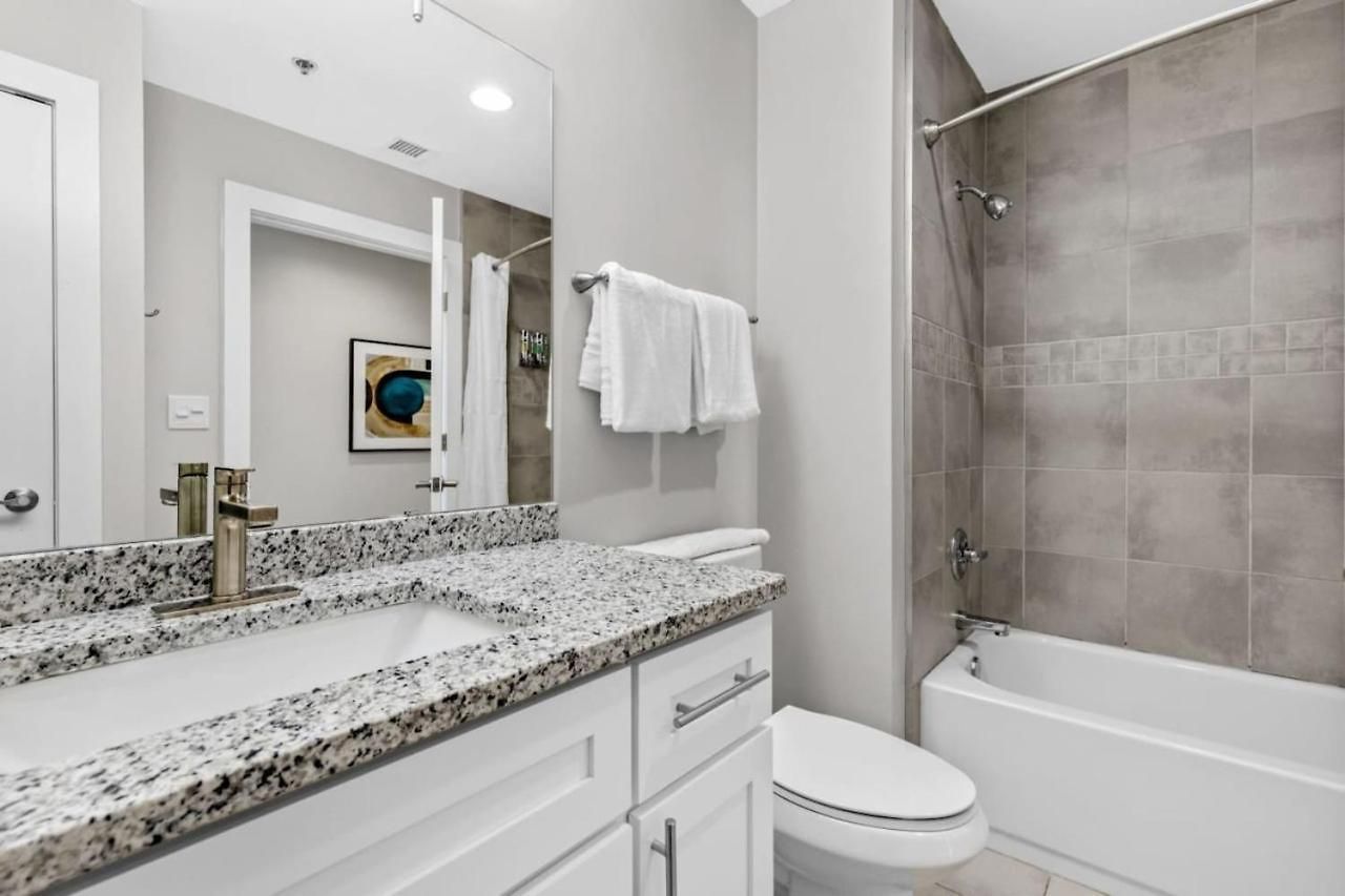 Luxurious Downtown-2 Bed 2 Bath Corner 2m Holiday home