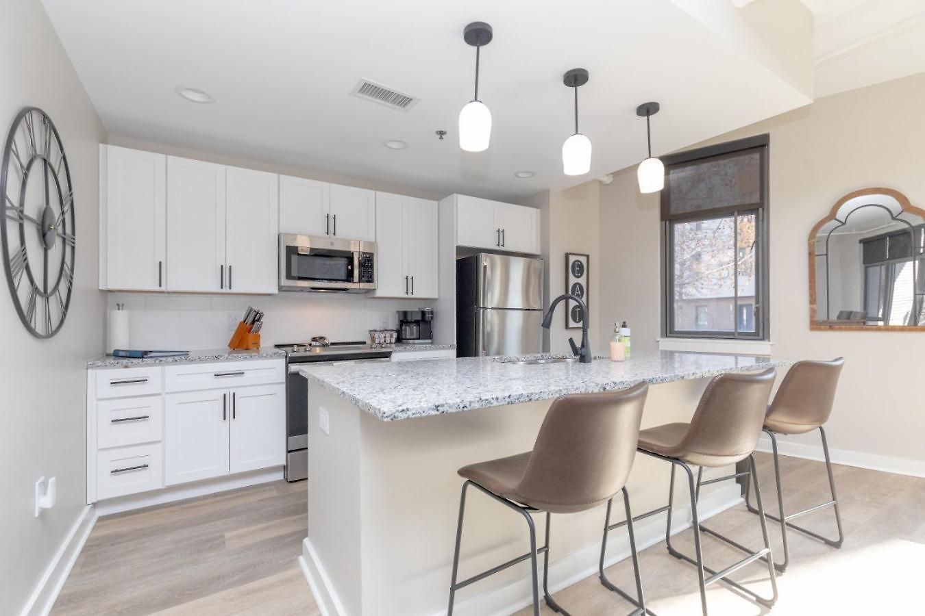 Luxurious Downtown 2 Bedroom 2 Bath With Views 1m