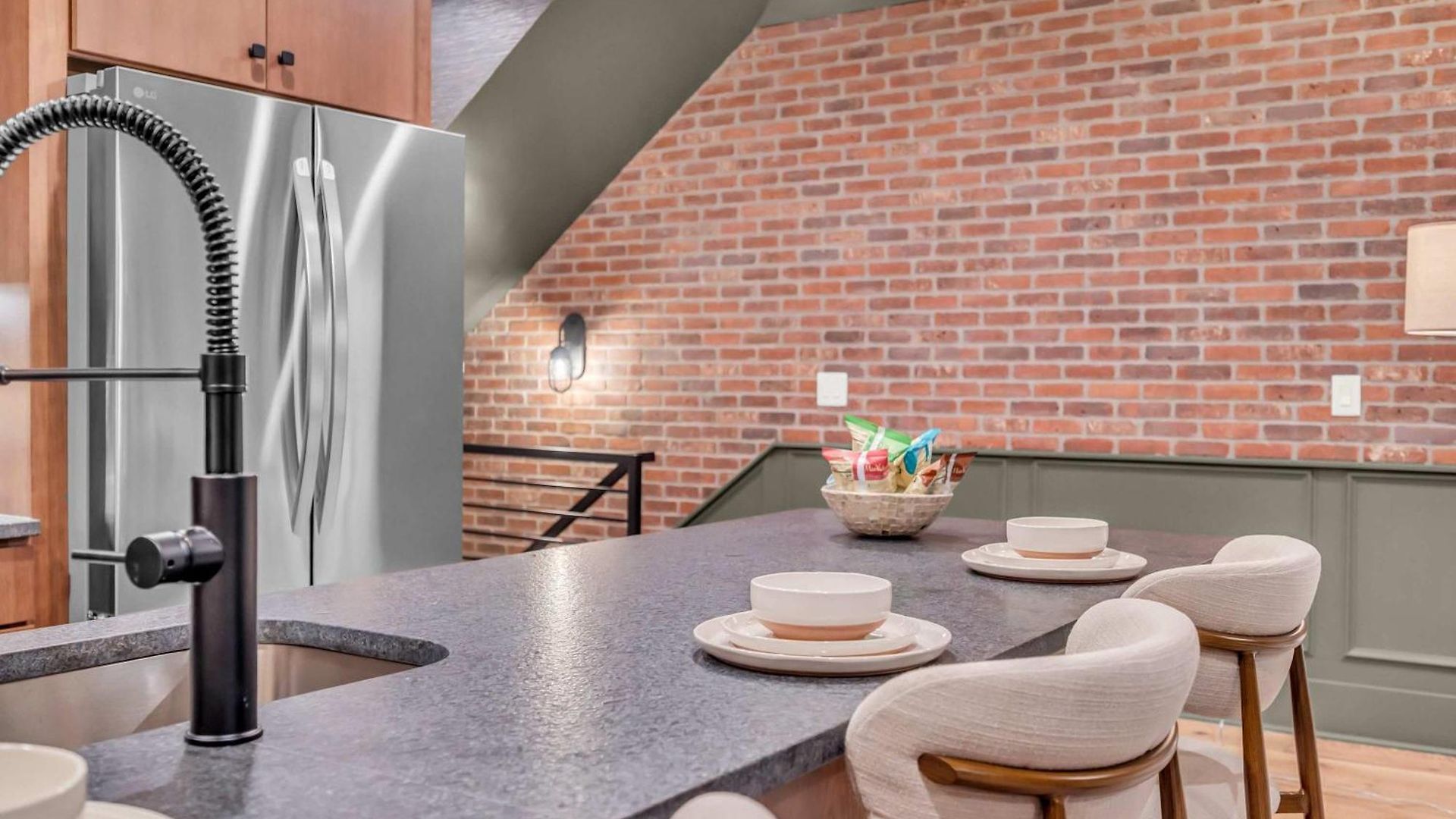 New Music Loft-style With Rooftop Views Holiday home