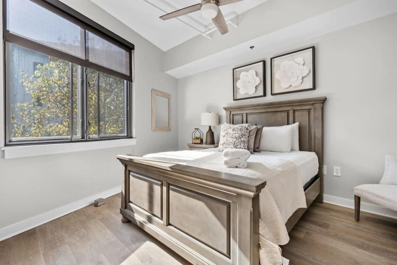 Luxurious Downtown-2 Bed 2 Bath Corner 2m Holiday home Nashville