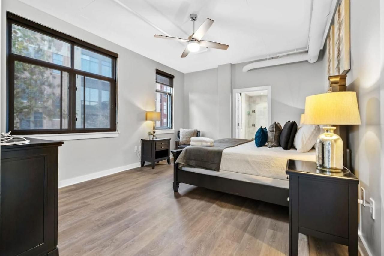 Luxurious Downtown-2 Bed 2 Bath Corner 2m Nashville