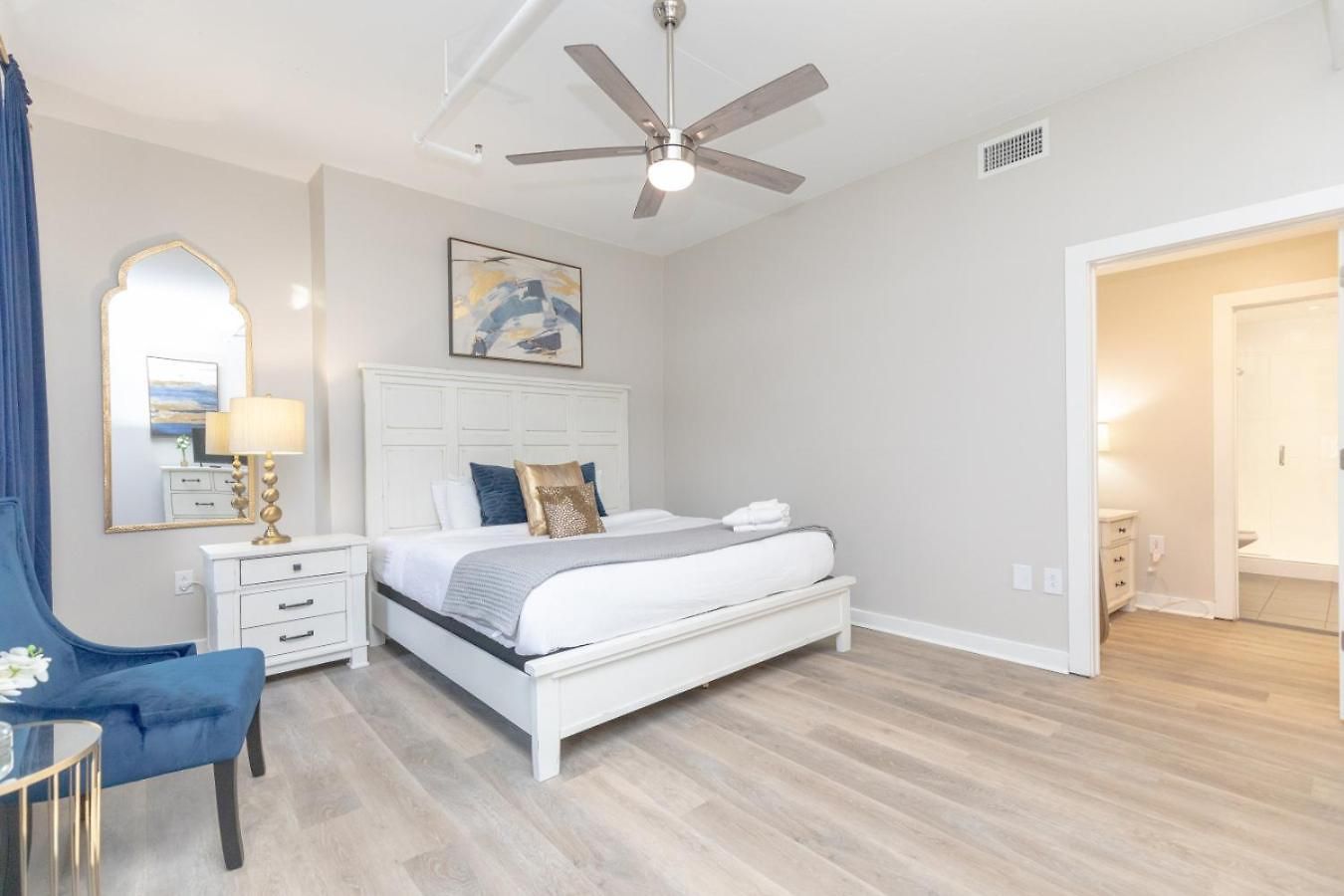 Luxurious Downtown 2 Bedroom 2 Bath With Views 1m *