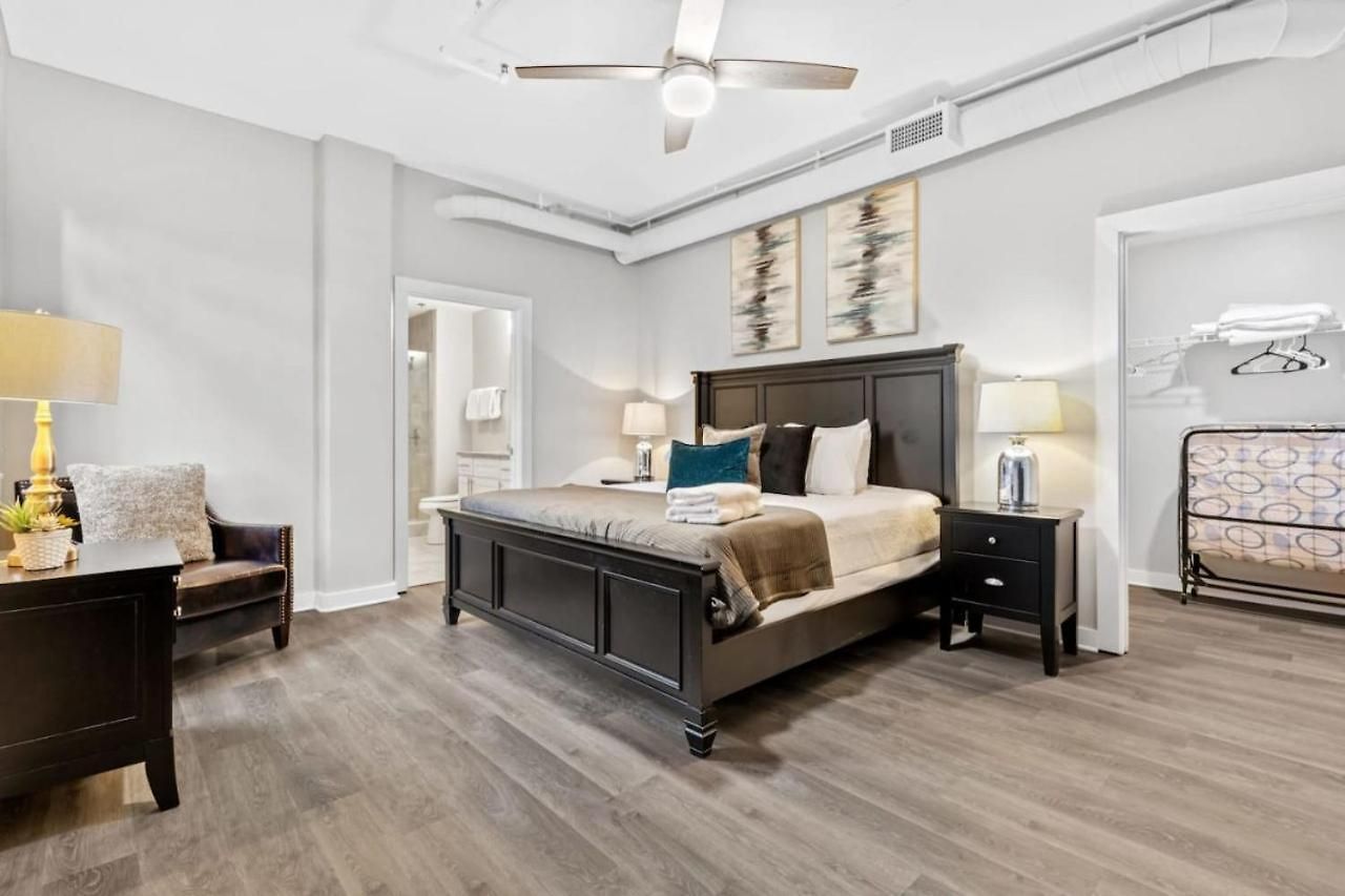 Luxurious Downtown-2 Bed 2 Bath Corner 2m Holiday home *