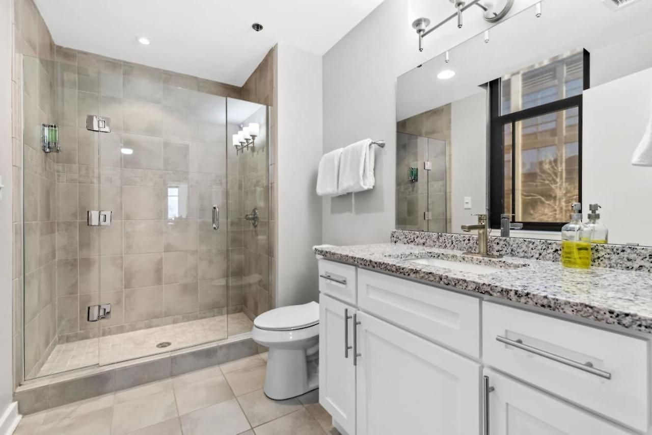 Luxurious Downtown-2 Bed 2 Bath Corner 2m Holiday home