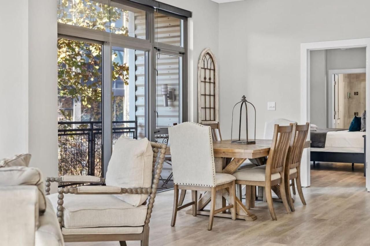 Luxurious Downtown-2 Bed 2 Bath Corner 2m Holiday home Nashville