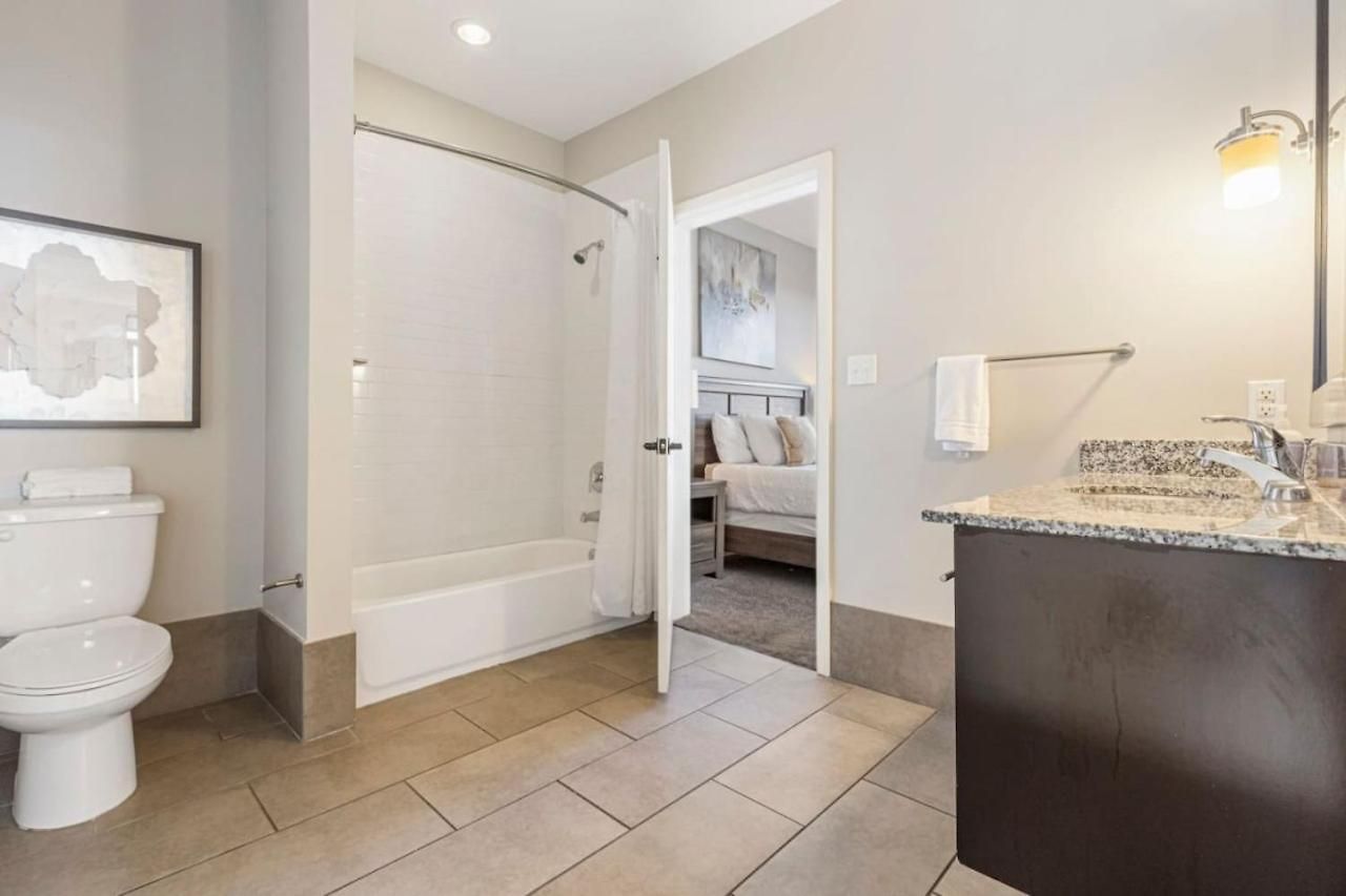 Luxurious Downtown Corner Views 2 Bed 2bath 61 Holiday home
