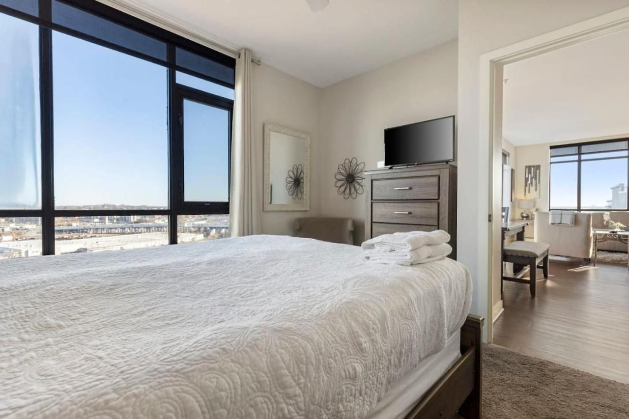 Luxurious Downtown Corner Views 2 Bed 2bath 61 Holiday home