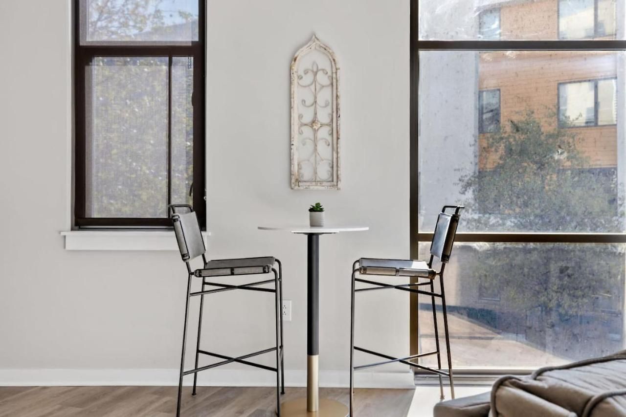 Luxurious Downtown-2 Bed 2 Bath Corner 2m *