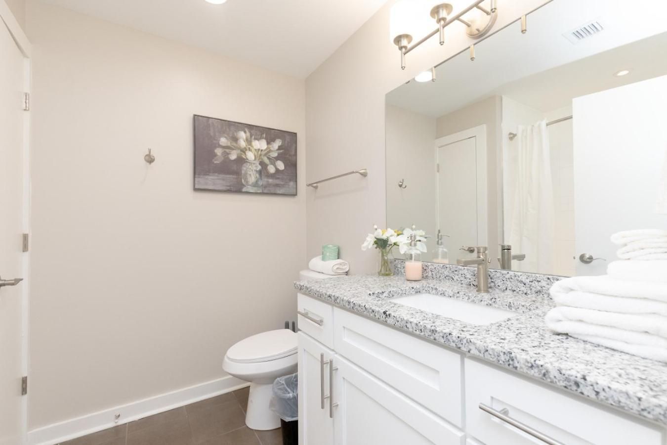 Luxurious Downtown 2 Bedroom 2 Bath With Views 1m Holiday home *