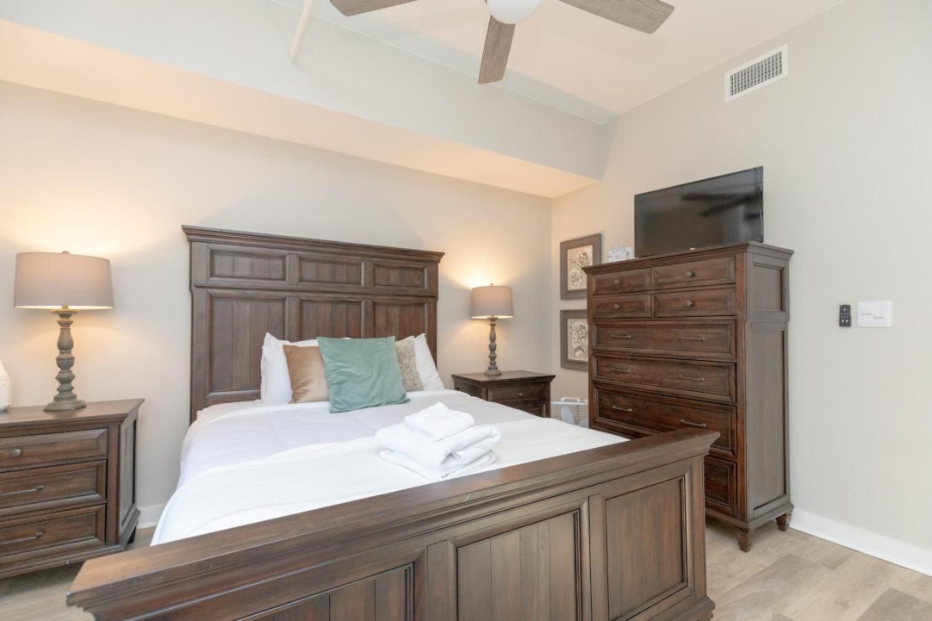 Luxurious Downtown 2 Bedroom 2 Bath With Views 1m