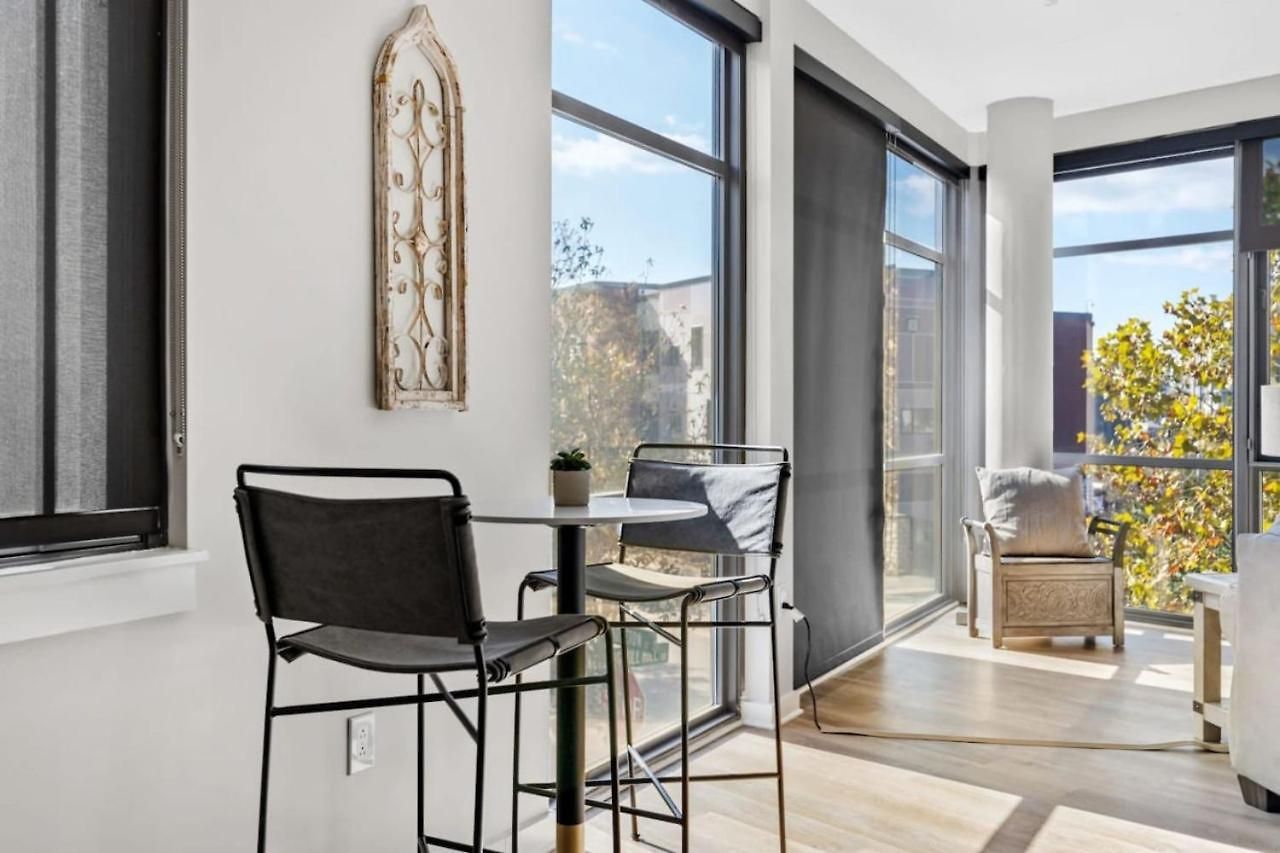 Luxurious Downtown-2 Bed 2 Bath Corner 2m Holiday home