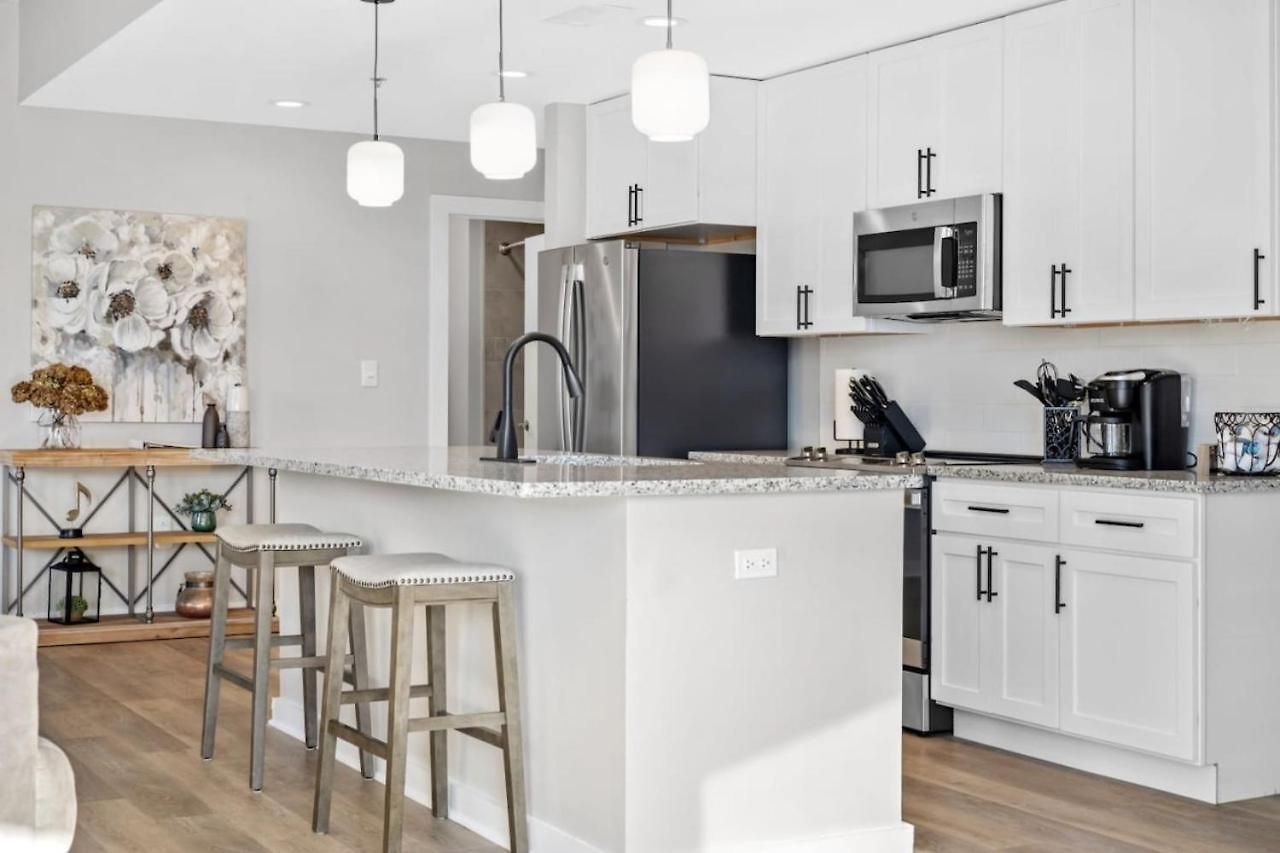 Luxurious Downtown-2 Bed 2 Bath Corner 2m *