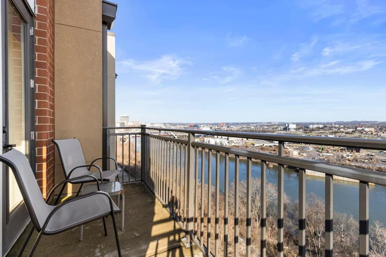 Luxurious Downtown Corner Views 2 Bed 2bath 61 Holiday home Nashville