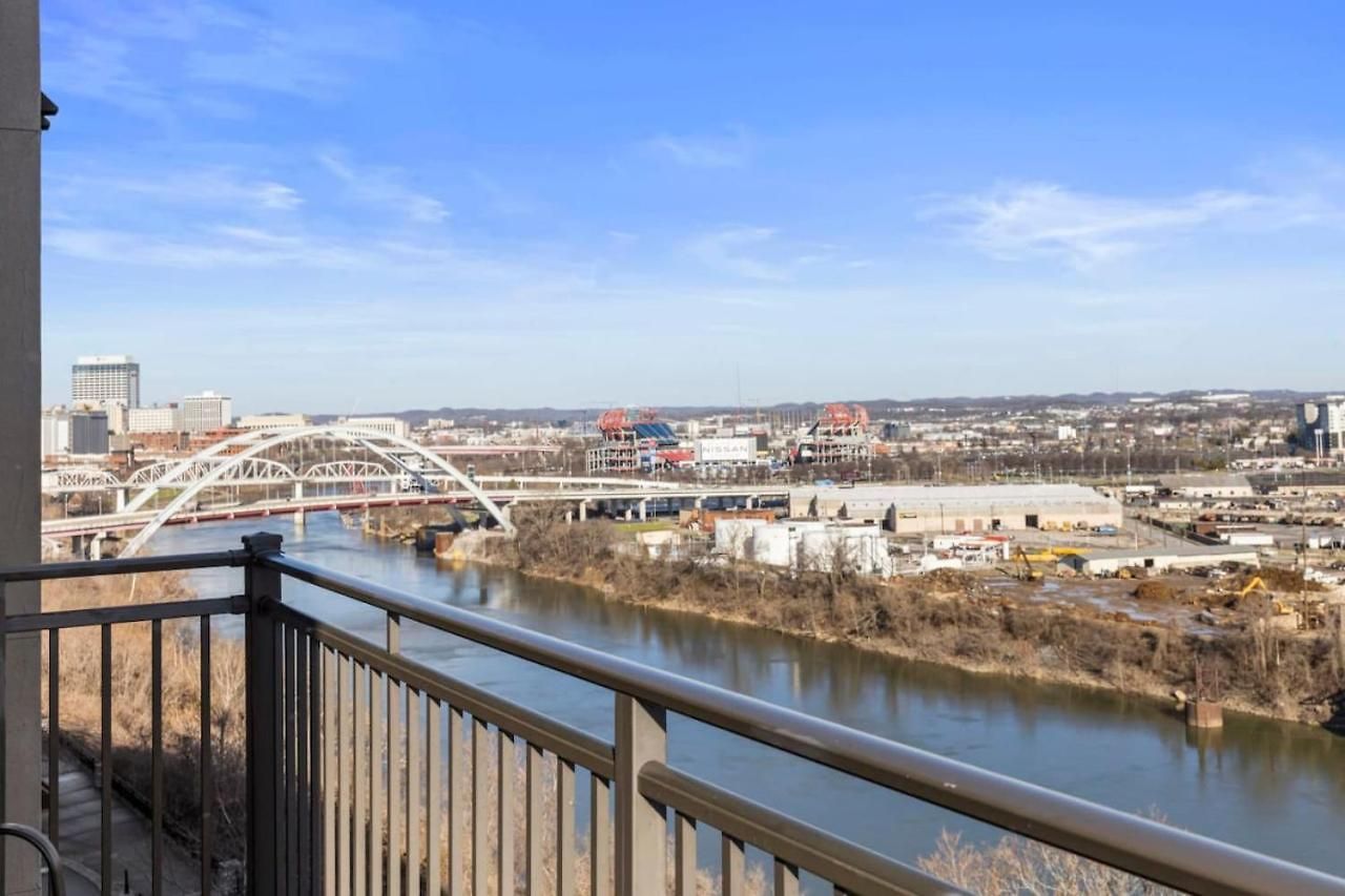 Luxurious Downtown Corner Views 2 Bed 2bath 61 Holiday home *