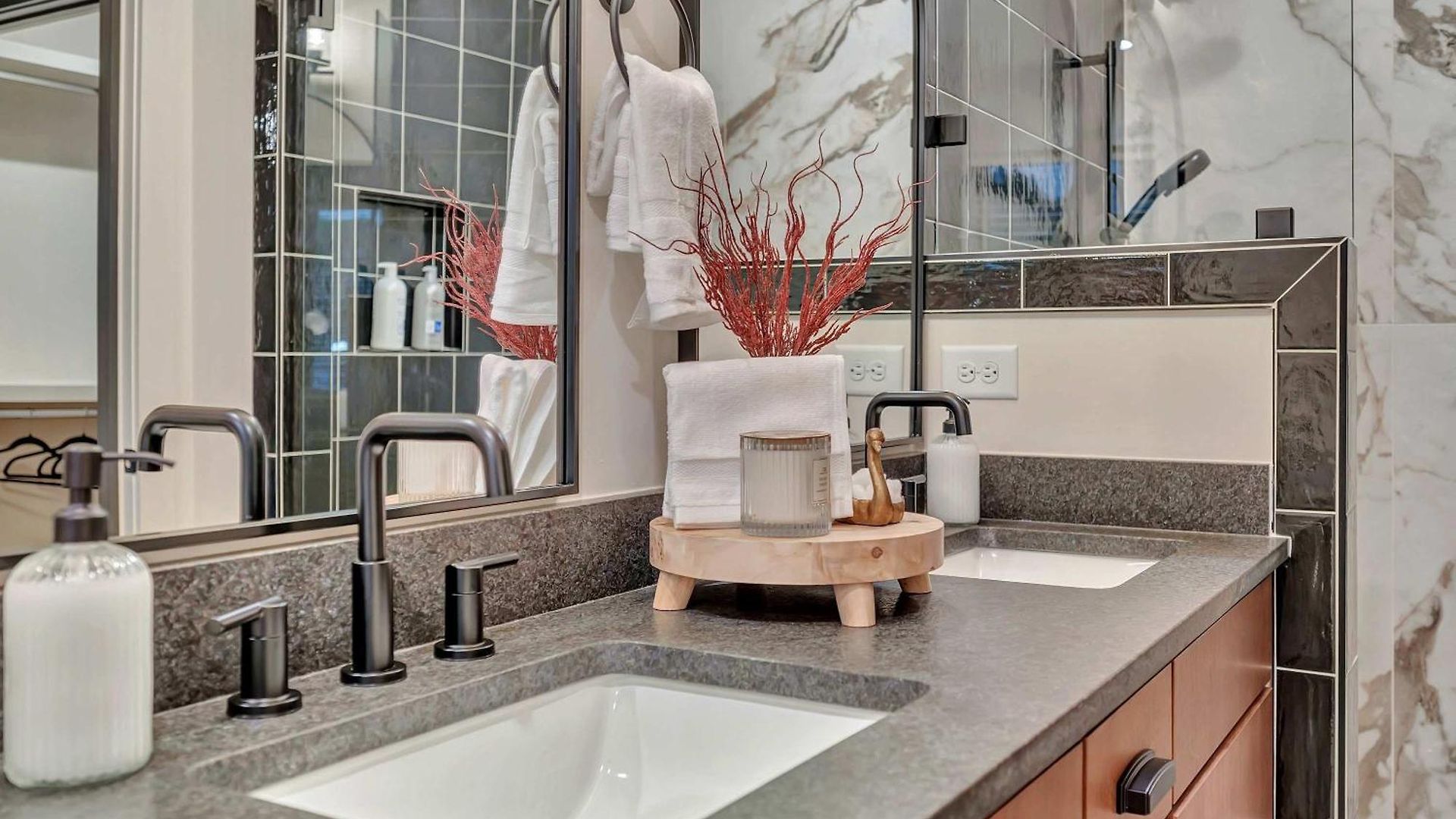 New Bright Modern Townhome With Rooftop & Garage *