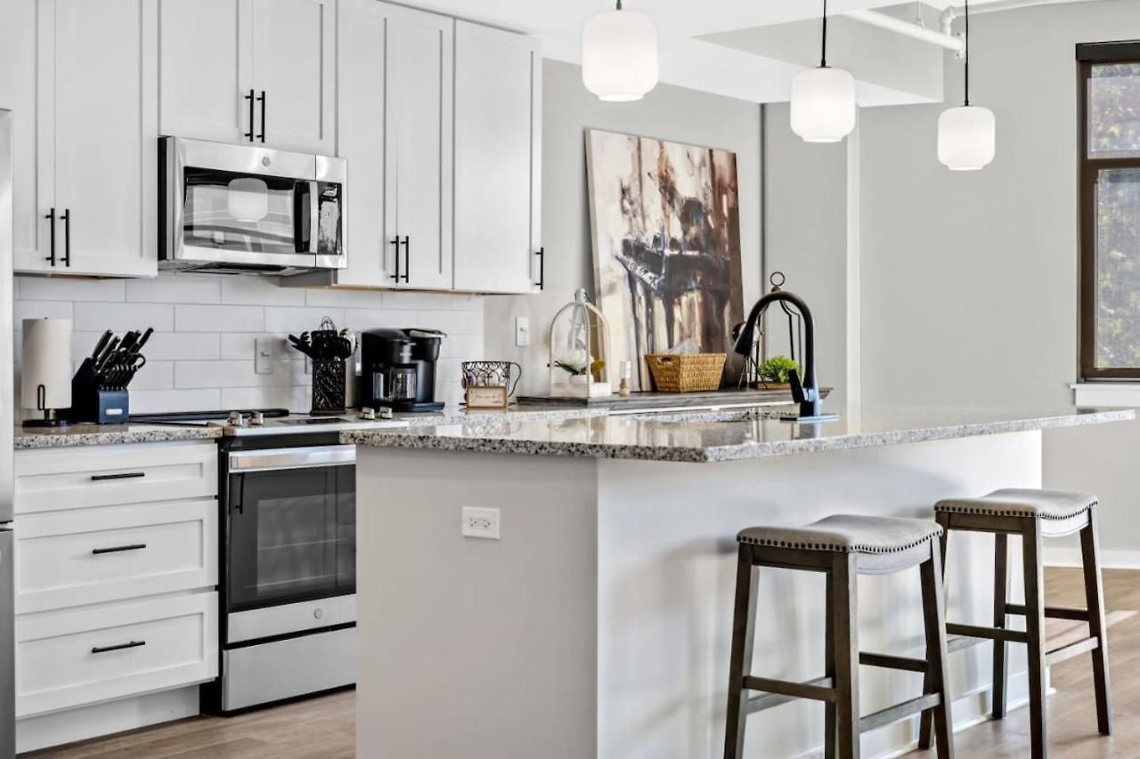 Luxurious Downtown-2 Bed 2 Bath Corner 2m * Nashville