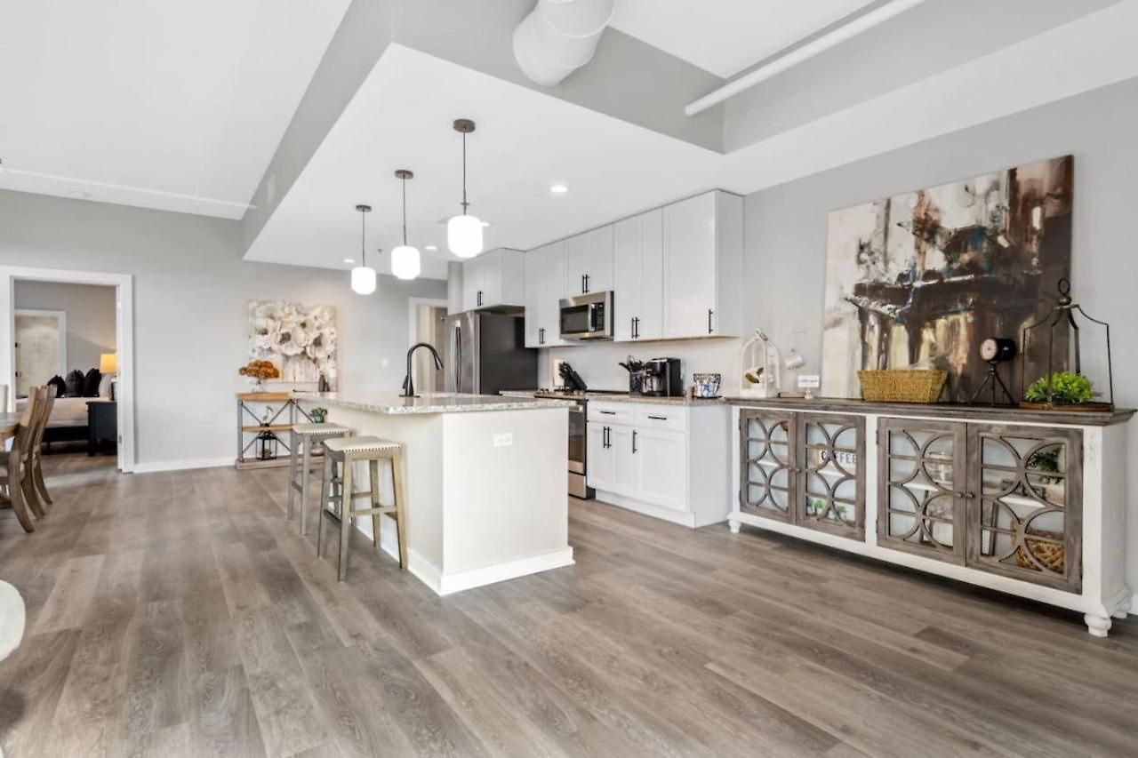 Luxurious Downtown-2 Bed 2 Bath Corner 2m