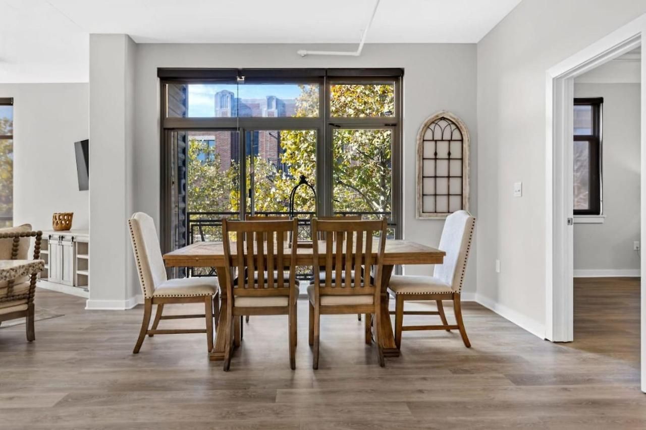 Luxurious Downtown-2 Bed 2 Bath Corner 2m Holiday home Nashville